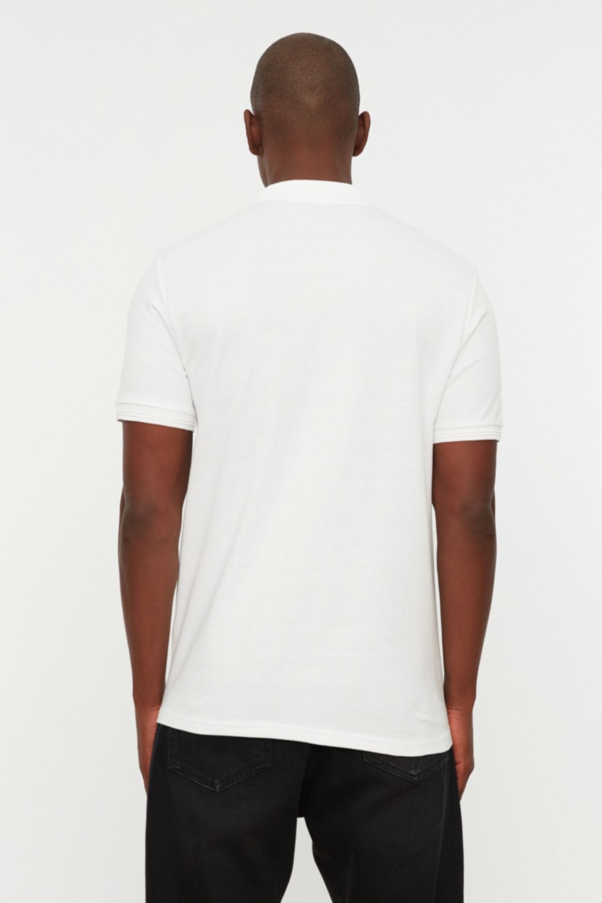 Trendyol Collection-Weißes, schmal geschnittenes, gestreiftes Basic-T-Shirt aus 100 % Baumwolle mit Polokragen TMNSS20PO0009 5