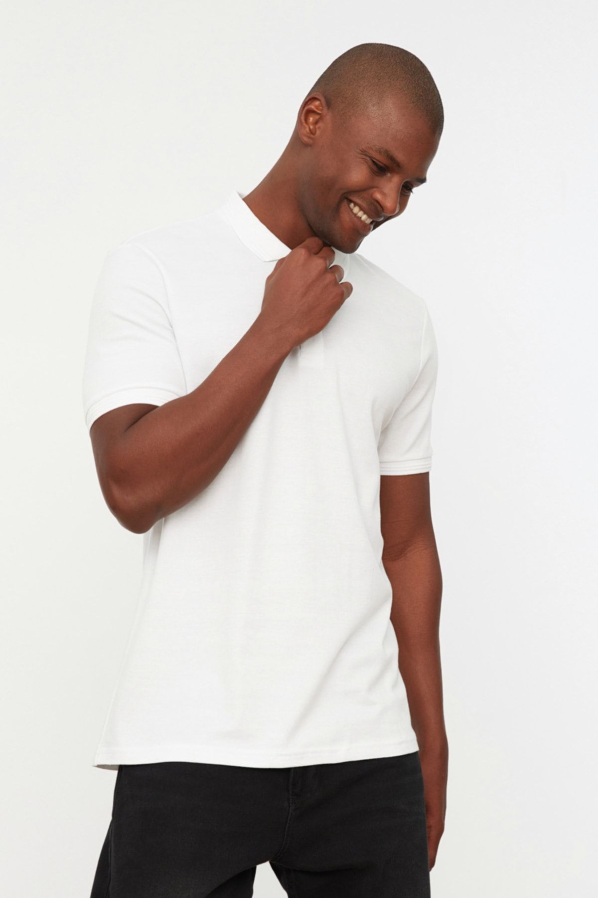Trendyol Collection-Weißes, schmal geschnittenes, gestreiftes Basic-T-Shirt aus 100 % Baumwolle mit Polokragen TMNSS20PO0009 3
