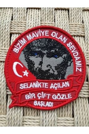 Kırmızı Zemin Nakış Işlemeli Bizim Maviye Olan Sevdamız Atatürk Resimli Patch Peç Arma 1004