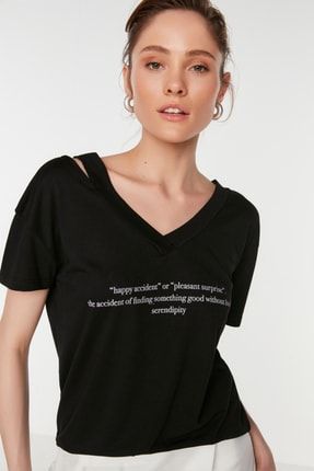 Siyah Yaka Detaylı Baskılı Basic Örme T-Shirt TWOSS22TS0518