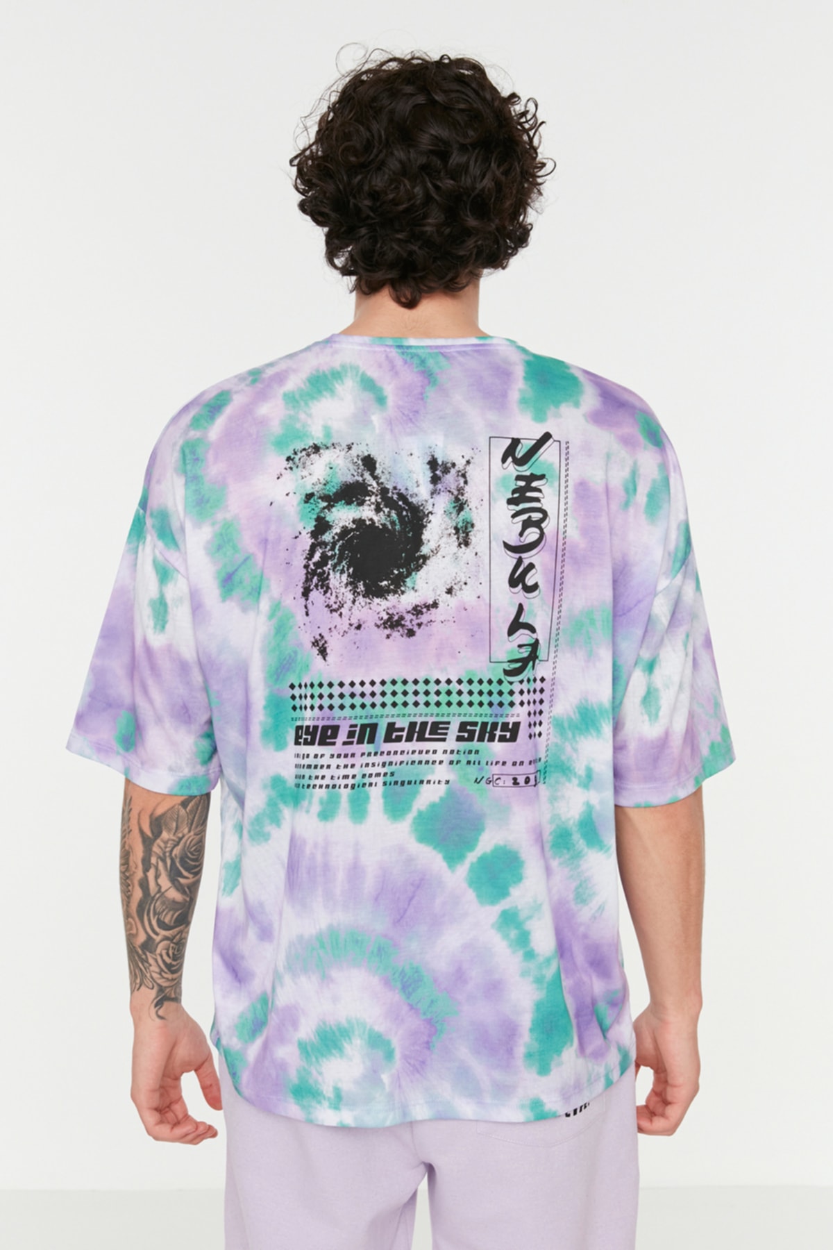 TRENDYOL MAN Çok Renkli Erkek Oversize Baskılı Kısa Kollu Batik Yıkama Efektli Yazı Baskılı T-Shirt TMNSS21TS0869