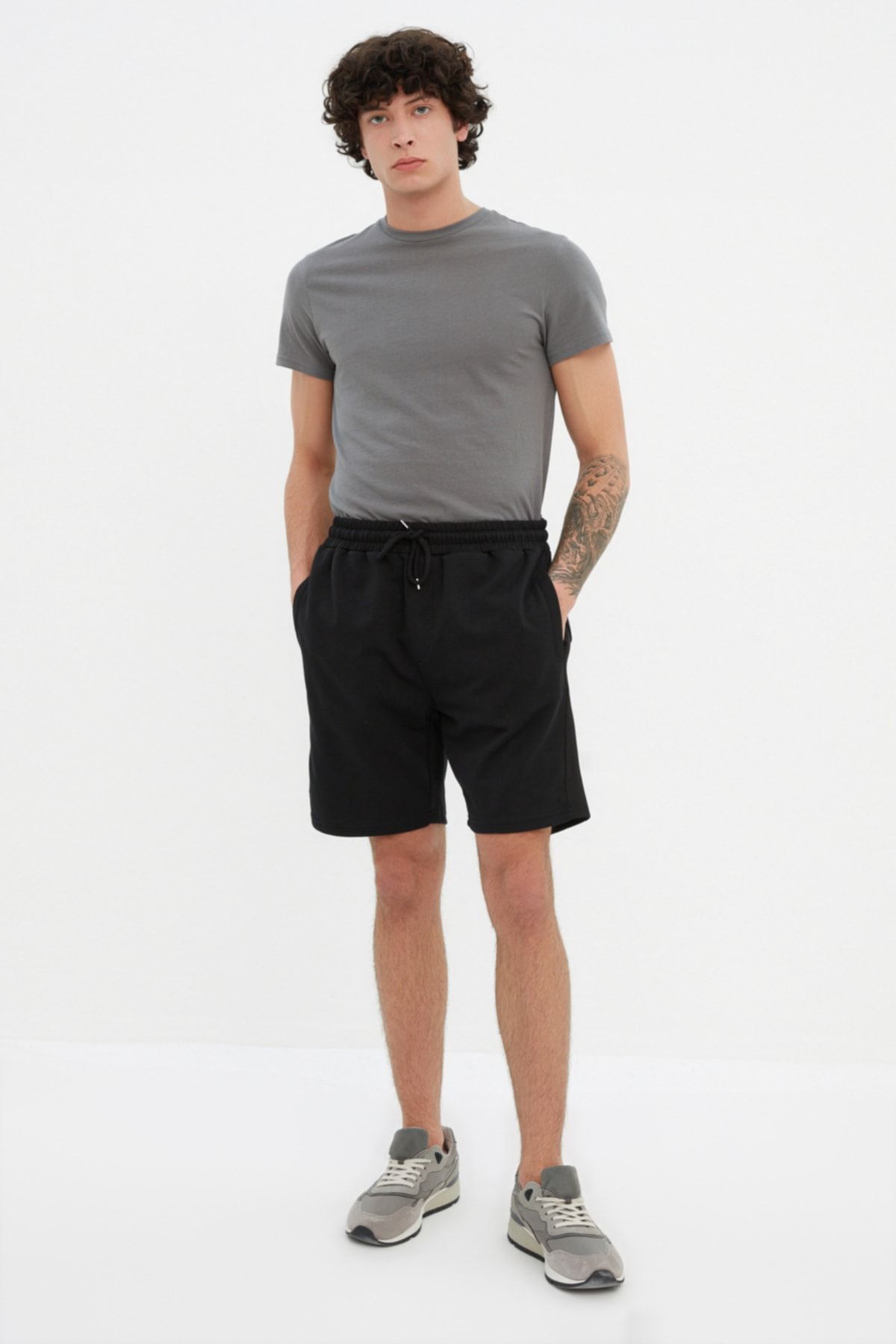 TRENDYOL MAN Siyah Erkek Slim Lastikli Bel Ottoman Yan Panelli Şort TMNSS20SR0142