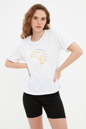 Beyaz Baskılı Semi Fitted Örme T-Shirt TWOSS22TS1809