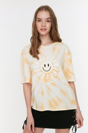 Sarı Batik Yıkamalı Baskılı Loose Örme T-Shirt TWOSS22TS1295