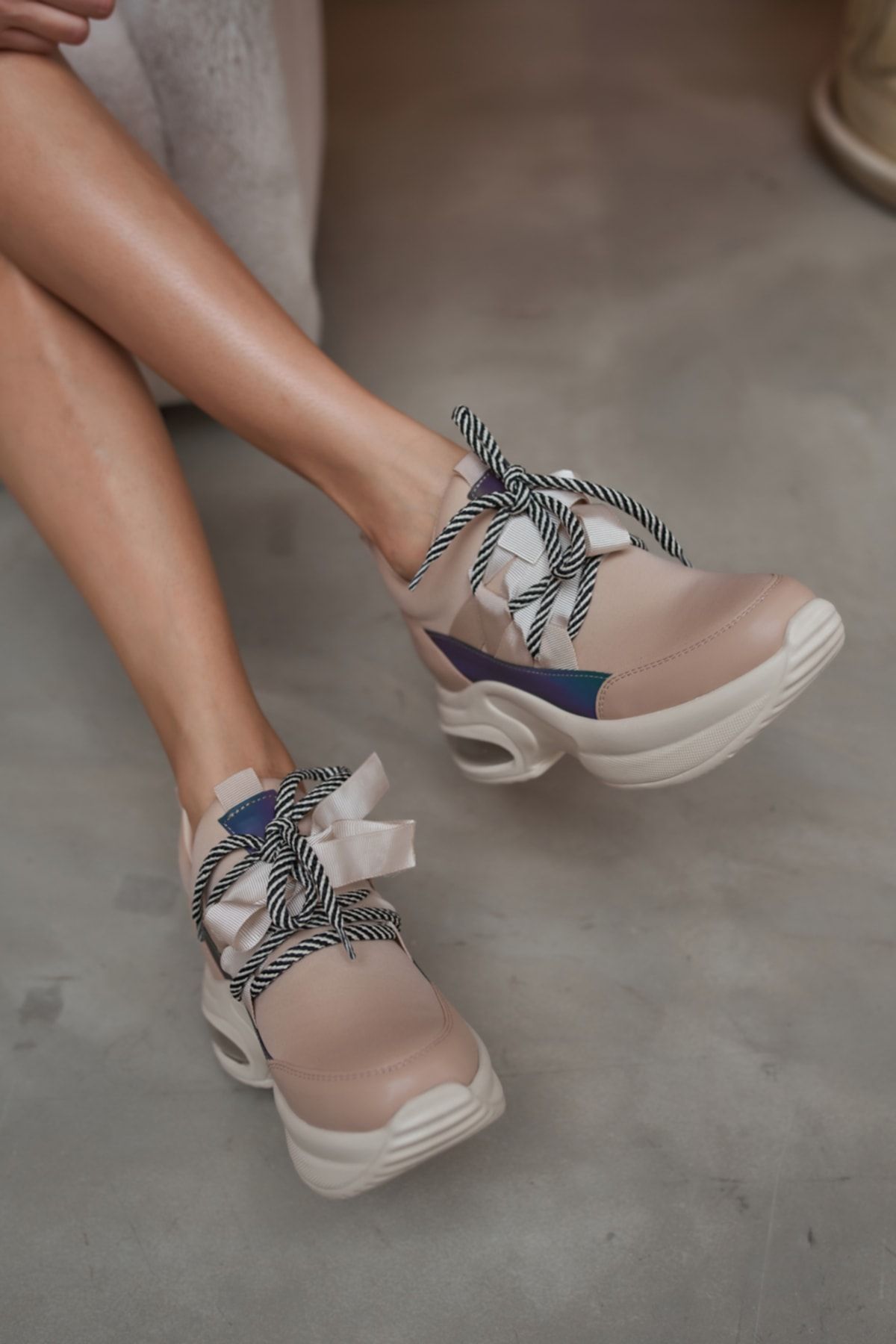 ANGELİNA JONES-Dámské tenisky Hanna Nude Diver Fabric Detail na klínovém podpatku 4