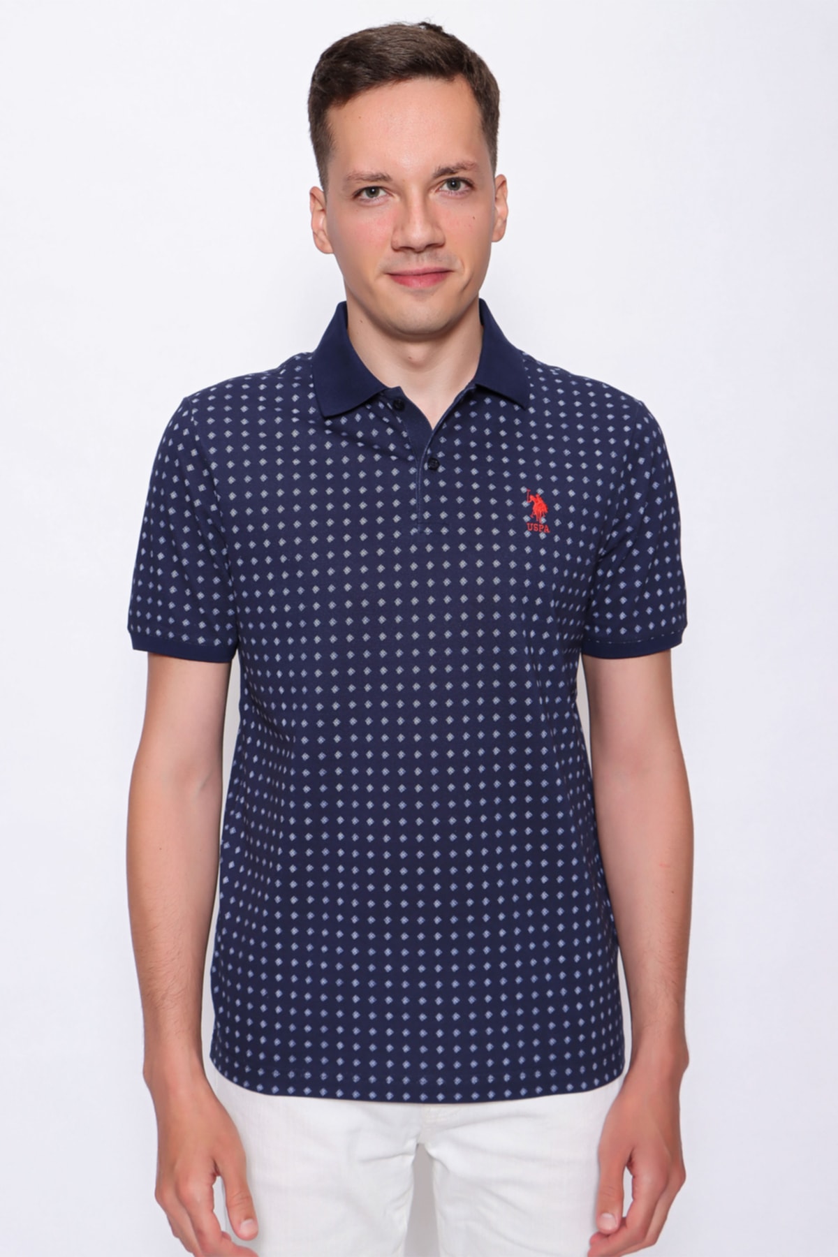 یو اس پولو تی‌شرت یقه پولو طرح هندسی برش معمولی با برش آرام و فیت سرمه‌ای
