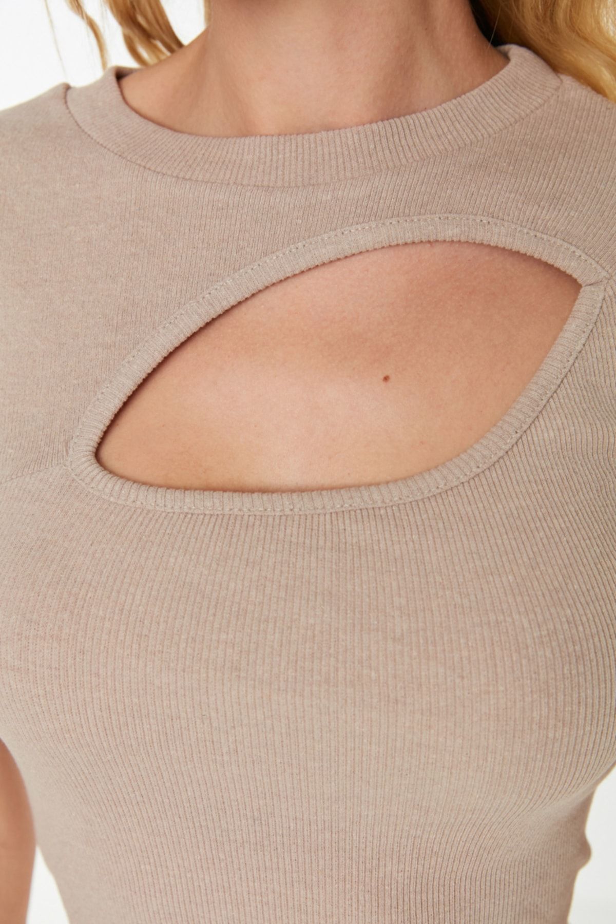 Trendyol Collection-Mink Cut Out Λεπτομερής Εφαρμογή Crew Neck Crop με ριμπ ελαστική πλεκτή μπλούζα TWOSS22BZ0355 3