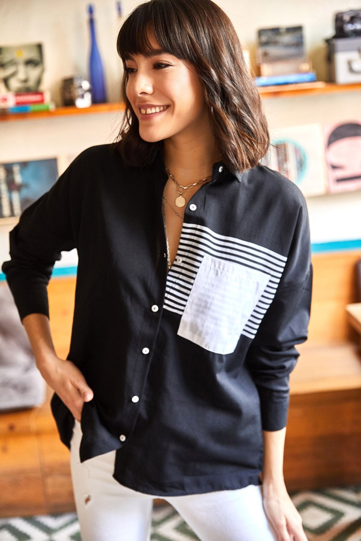 Olalook Schwarzes Oversize-Webhemd für Damen mit Taschendetail GML-19000978