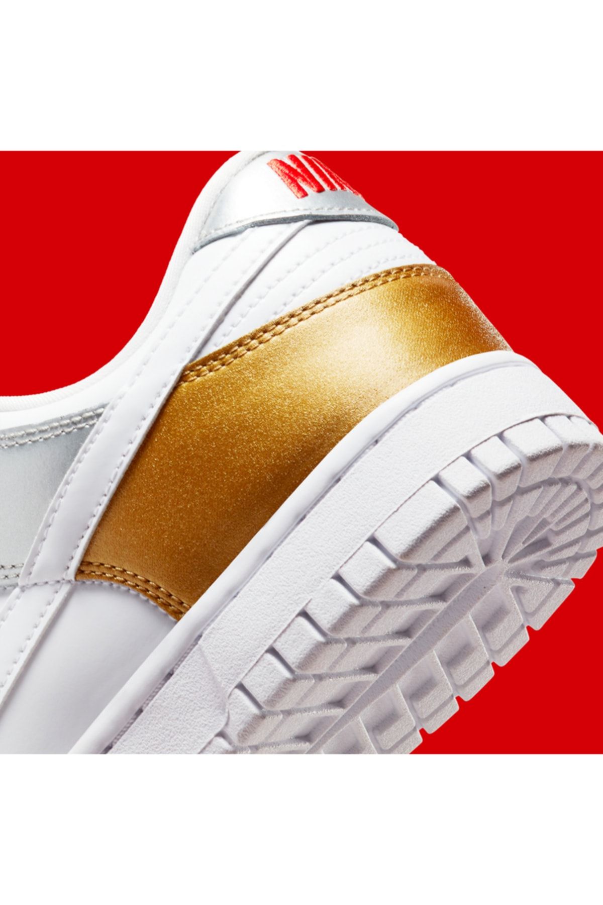 Gold nike hotsell dunks