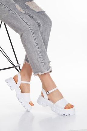 Beyaz Yüksek Yumuşak Taban Tokalı Kalın Şeritli Bayan Yazlık Sandalet kcli-sandalet-01