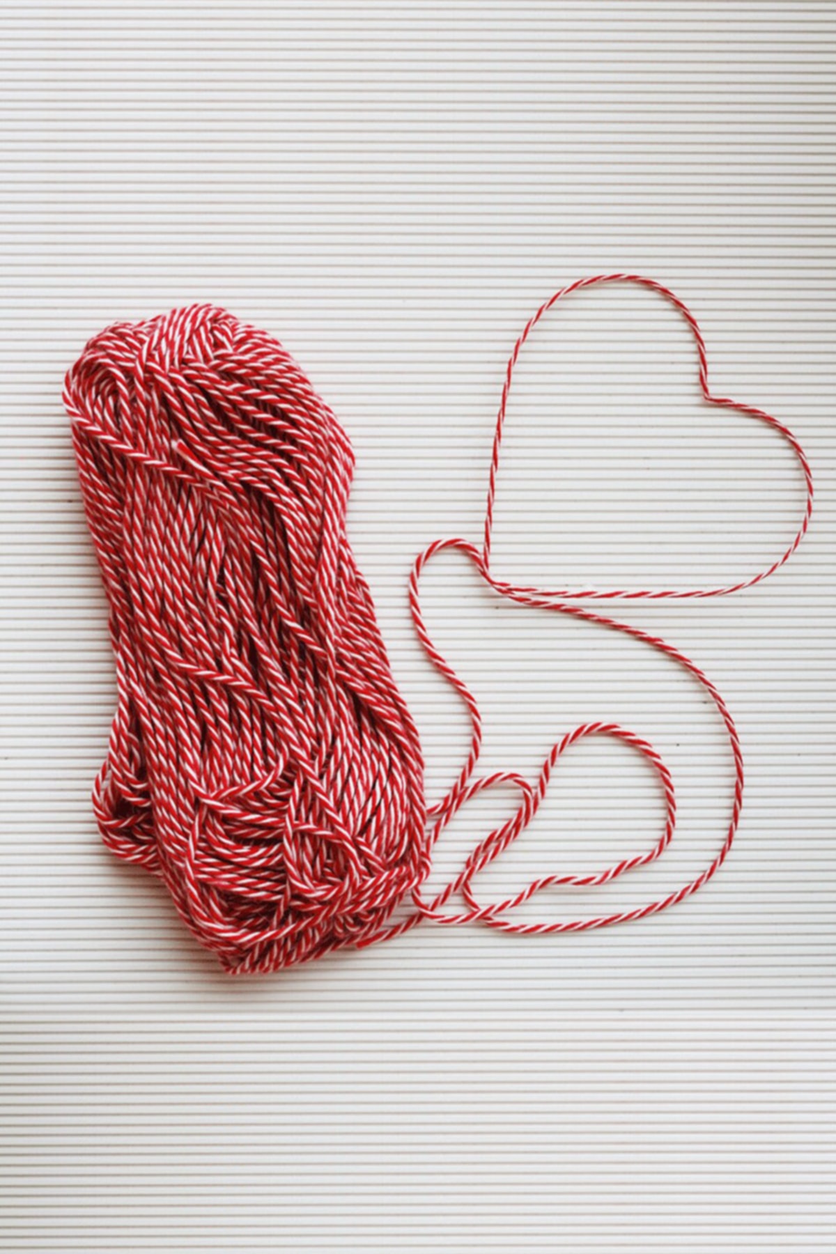 Miomundo Marteniçka Ipi / Kırmızı Beyaz Hediye Paketleme Ipi / Iki Renkli Paket Ipi 5m – Paketleme Malzemesi