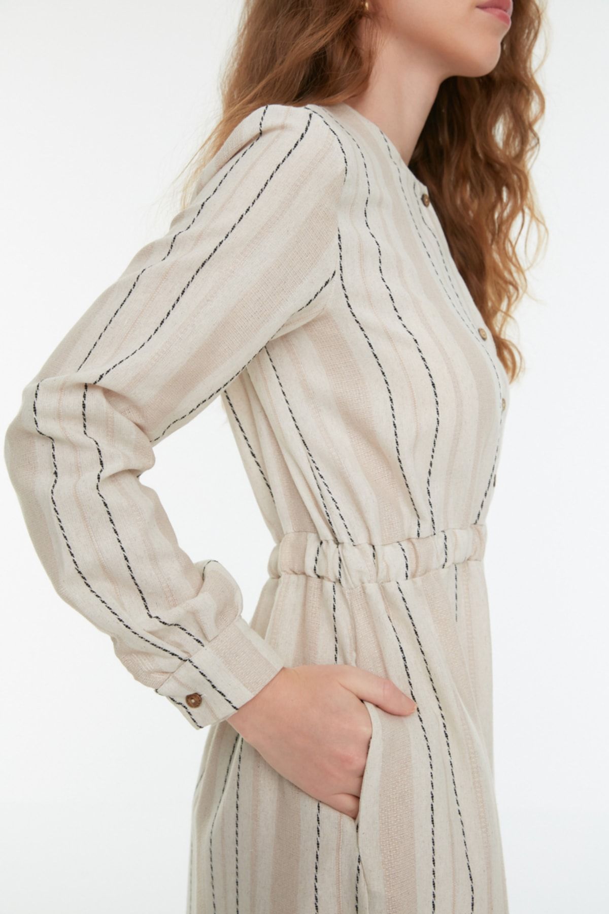 Trendyol Modest Bej Çizgili Keten Karışımlı Düğme Detaylı Beli Lastikli Dokuma Elbise TCTSS22EB0236 RN11072