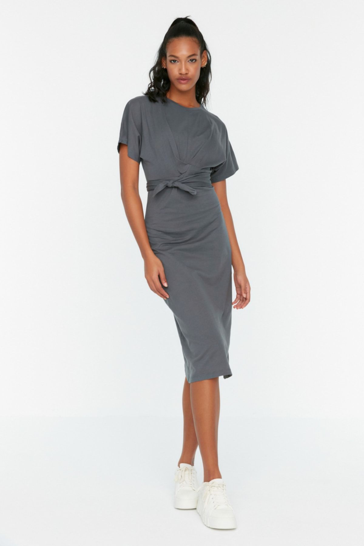 Trendyol Collection Anthrazitfarbenes, tailliertes Midi-Bleistiftkleid aus 100 % Baumwolle mit Schlitz und Bindedetail TWOSS21EL0404