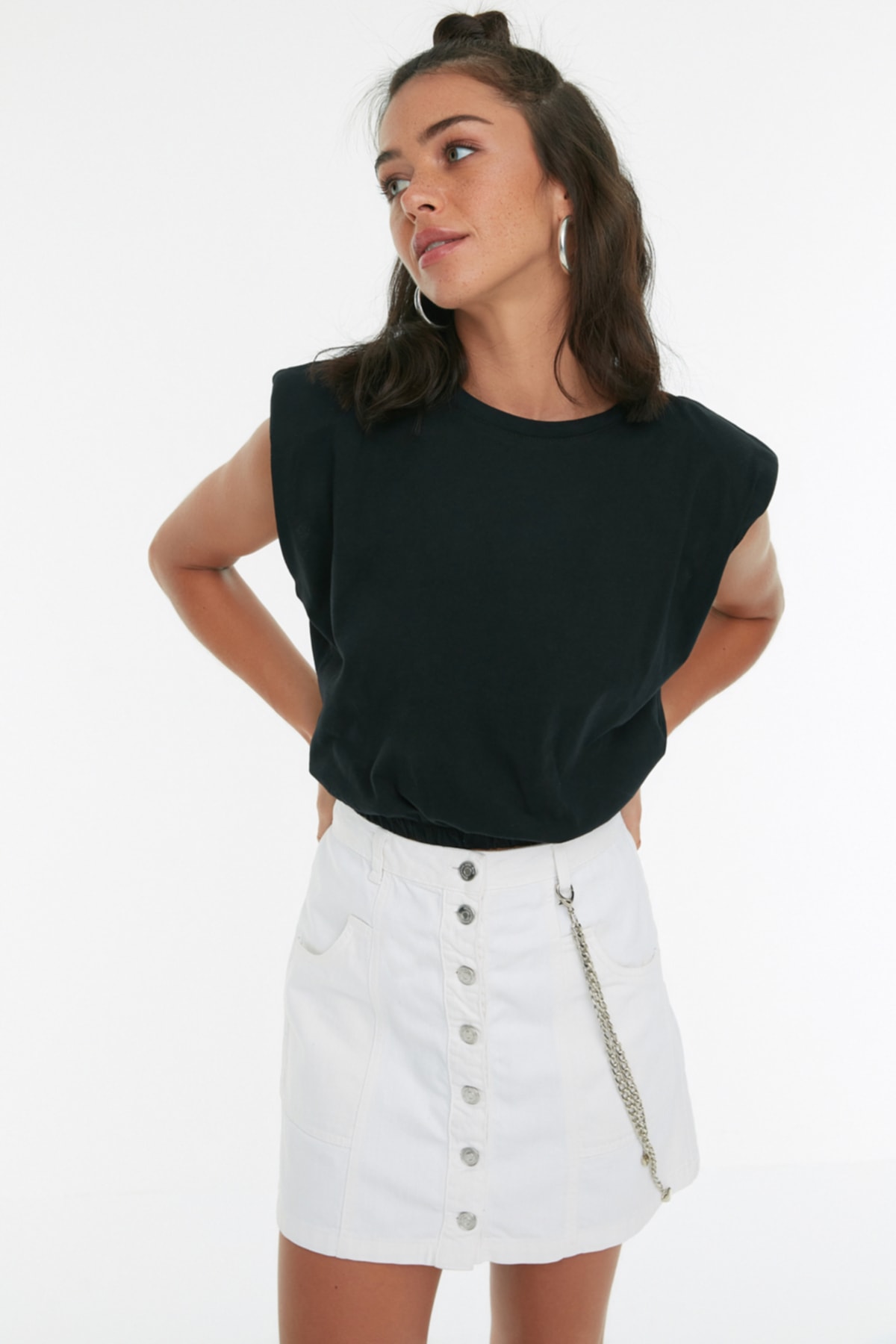 Trendyol Collection-Schwarzes, wattiertes, kurz geschnittenes Strick-T-Shirt aus 100 % Baumwolle mit Rundhalsausschnitt TWOSS21TS0379 3
