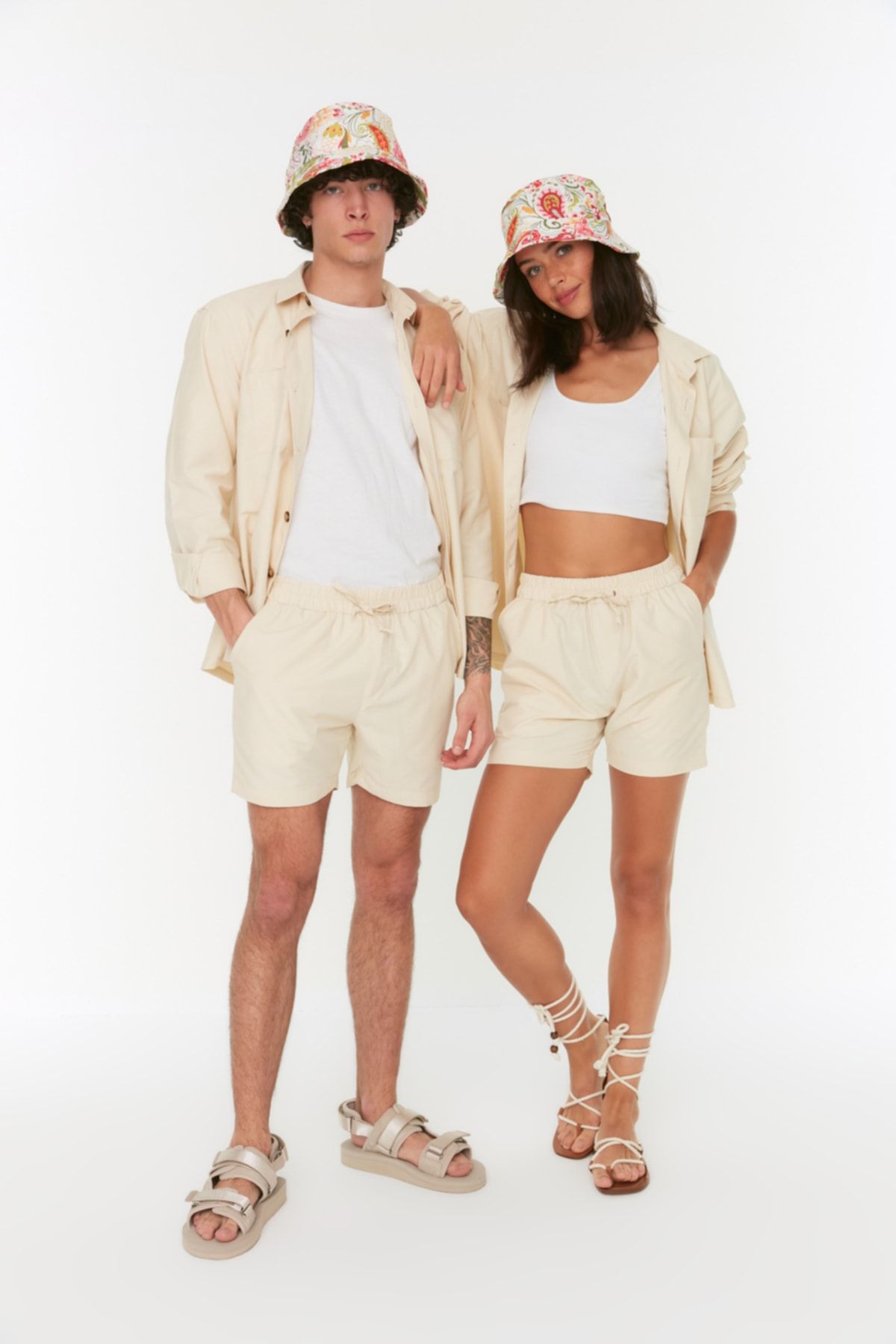 Trendyol Collection Shorts Ecru Mittlerer Bund Fast ausverkauft