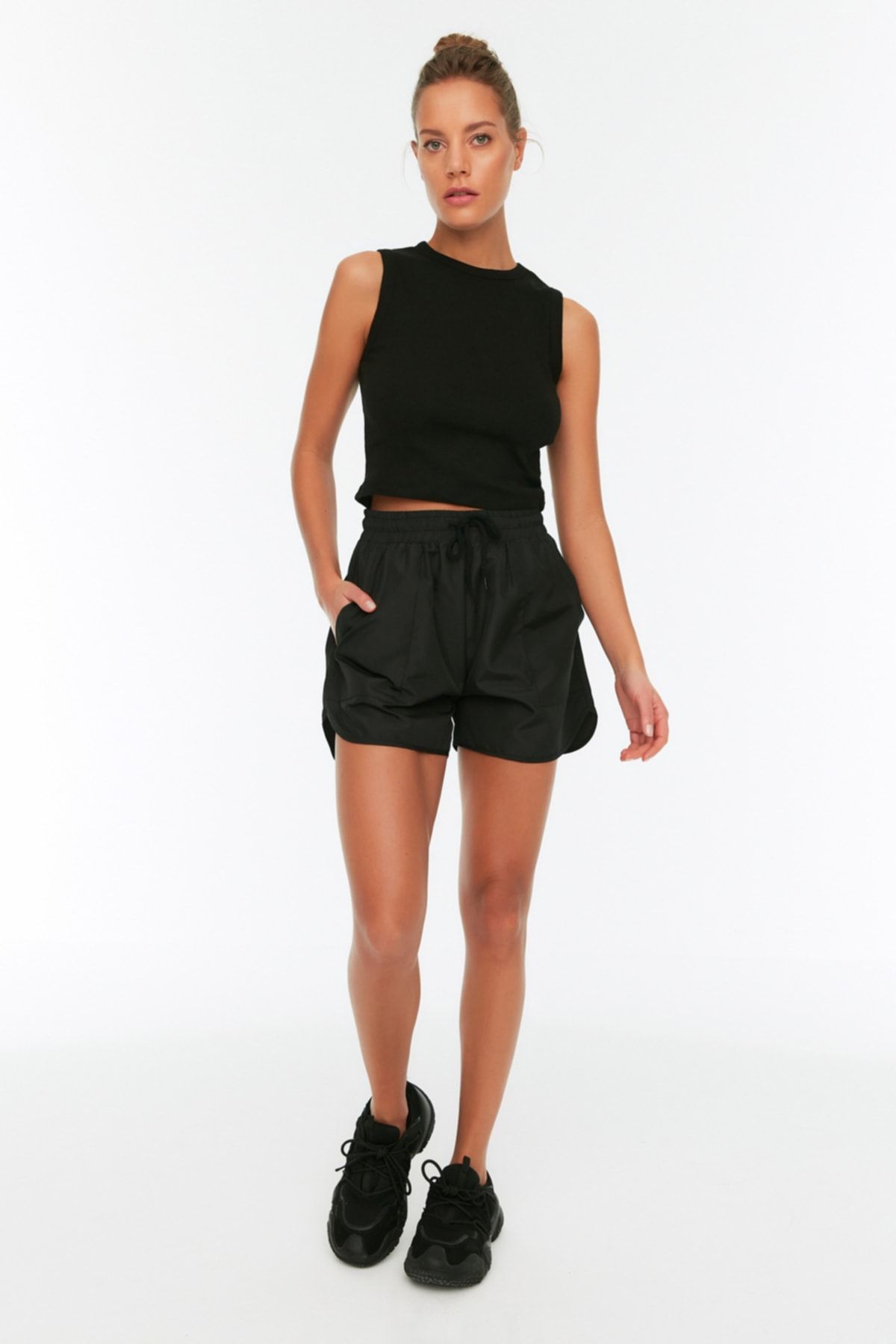 Trendyol Collection Shorts Schwarz Hoher Bund Fast ausverkauft