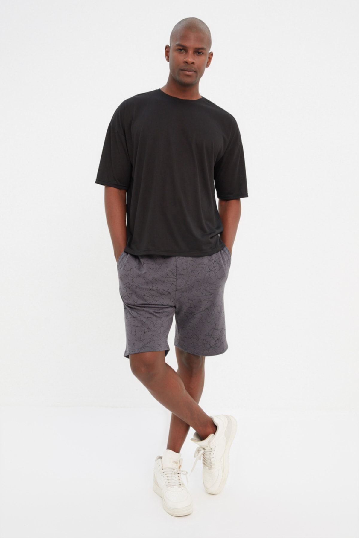 Trendyol Collection Shorts Schwarz Mittlerer Bund Fast ausverkauft