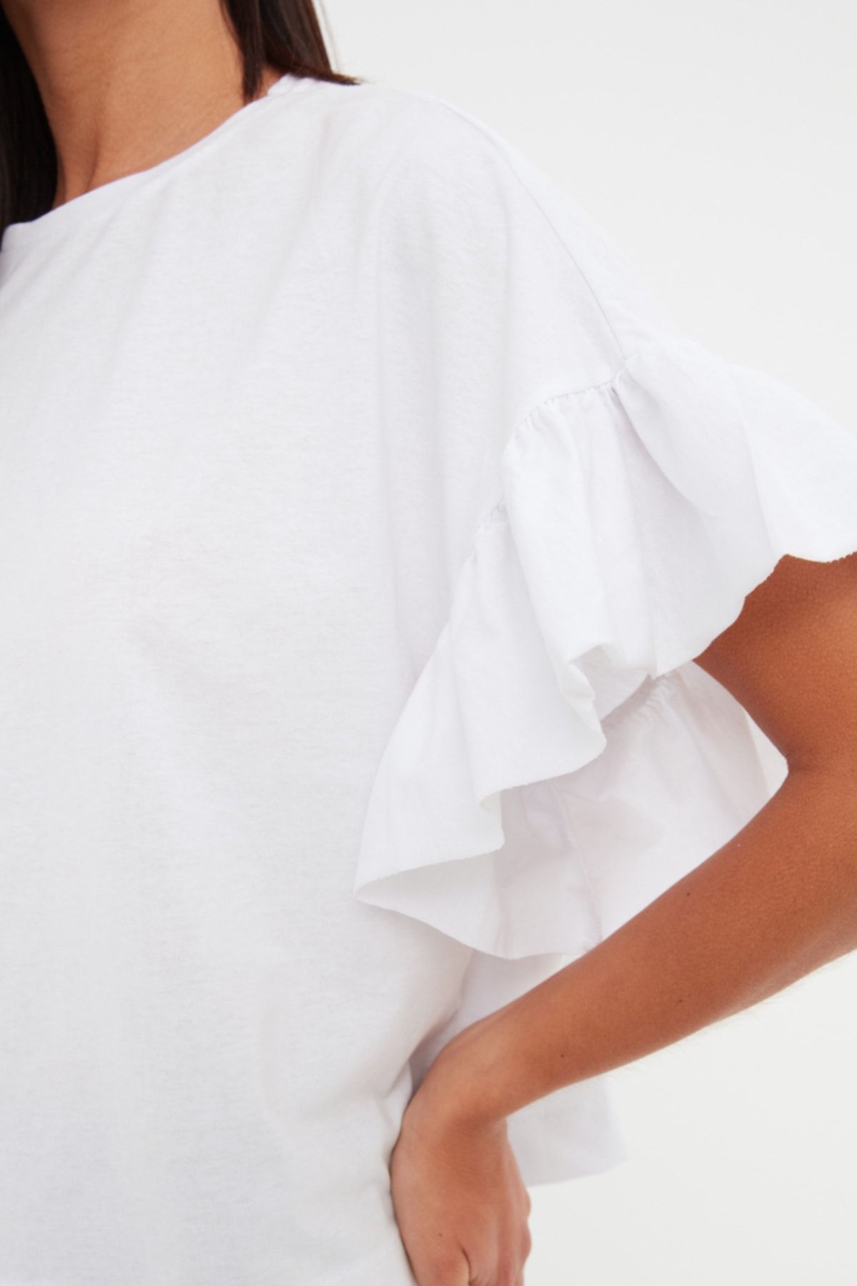 Trendyol Collection-Weißes Strick-T-Shirt mit Rundhalsausschnitt – 100 % Baumwolle mit Rüschendetail TWOSS22TS2429 4