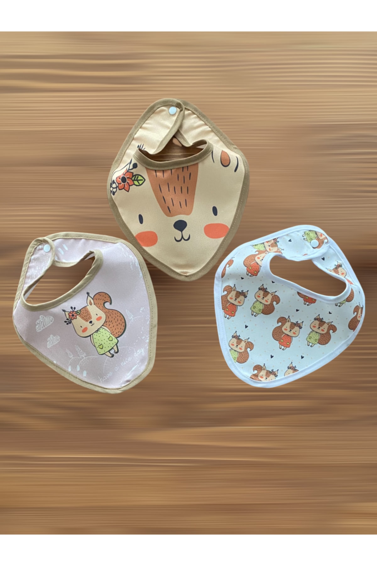 nikuby Neşeli Bebeklerimize Sincap Desen Fular Model Arkası Naylon Çıt Çıtlı Önlük