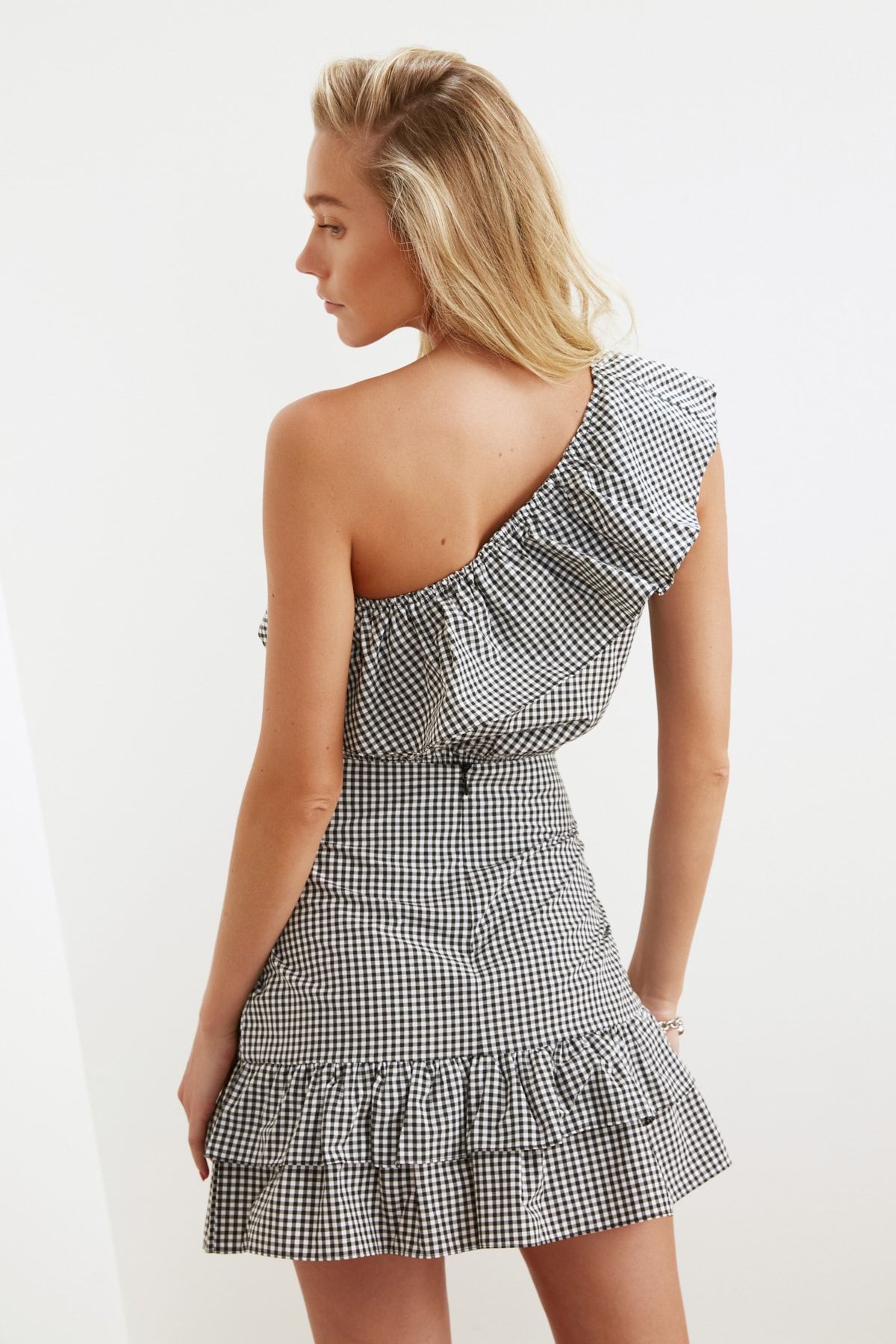 Trendyol Collection-Schwarzer Gingham-Anzug mit Rüschen an einer Schulter und Unterteil TBESS21AU0090 5