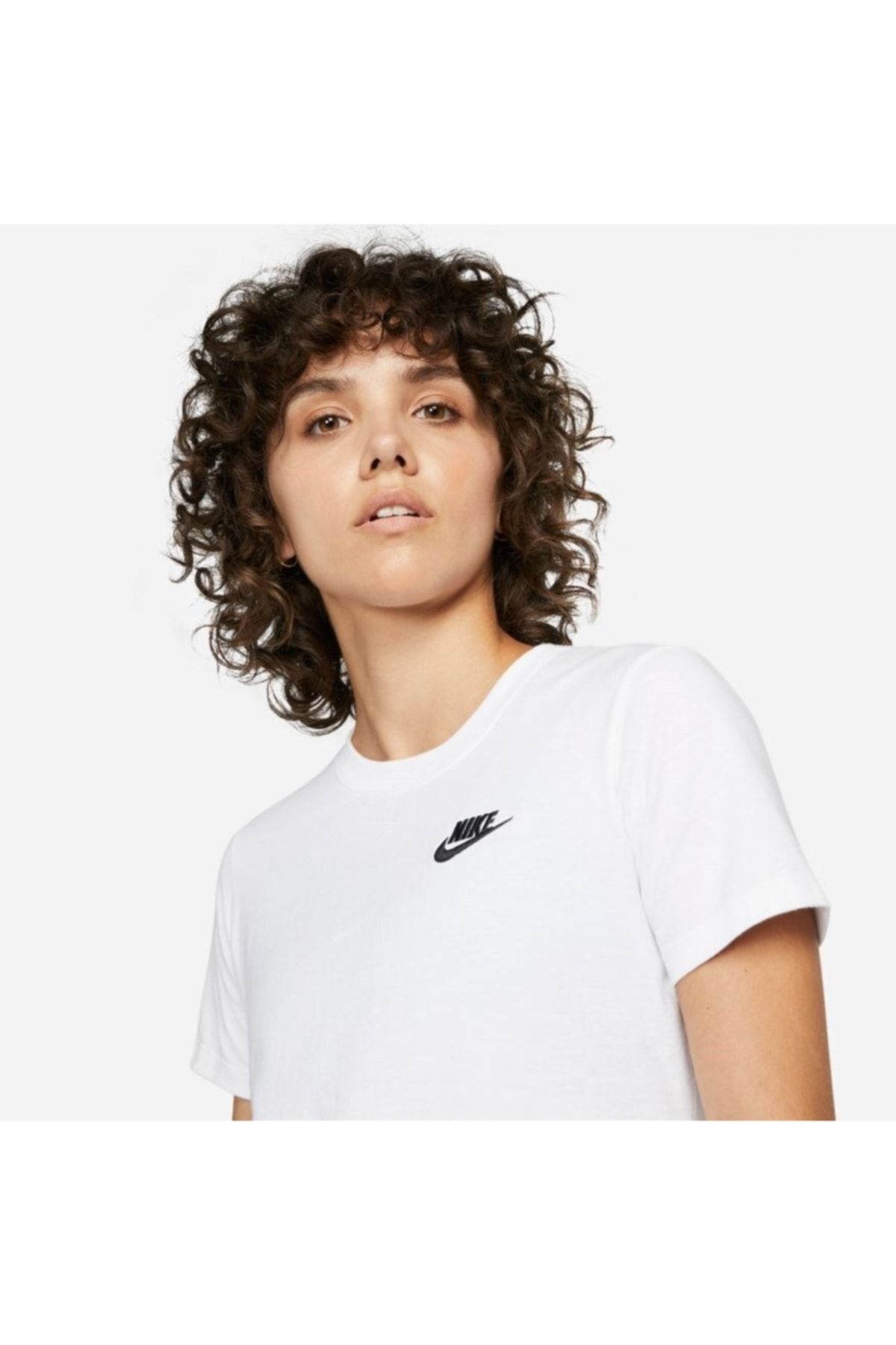 Nike small logo discount t shirt