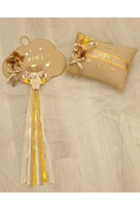 Kumaş Kaplama Gold Renkli - Kurdela Ve Çiçek Ile Süslemeli Kapı Süsü Ve Takı Yastığı ALMRKU01