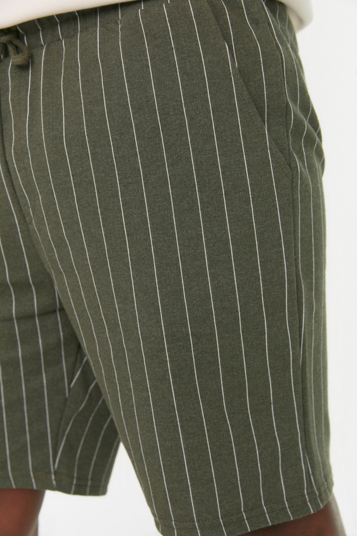 TRENDYOL MAN Haki Erkek Regular/Normal Kesim Çizgili Orta Boy Şort TMNSS20SR0352 IV11081