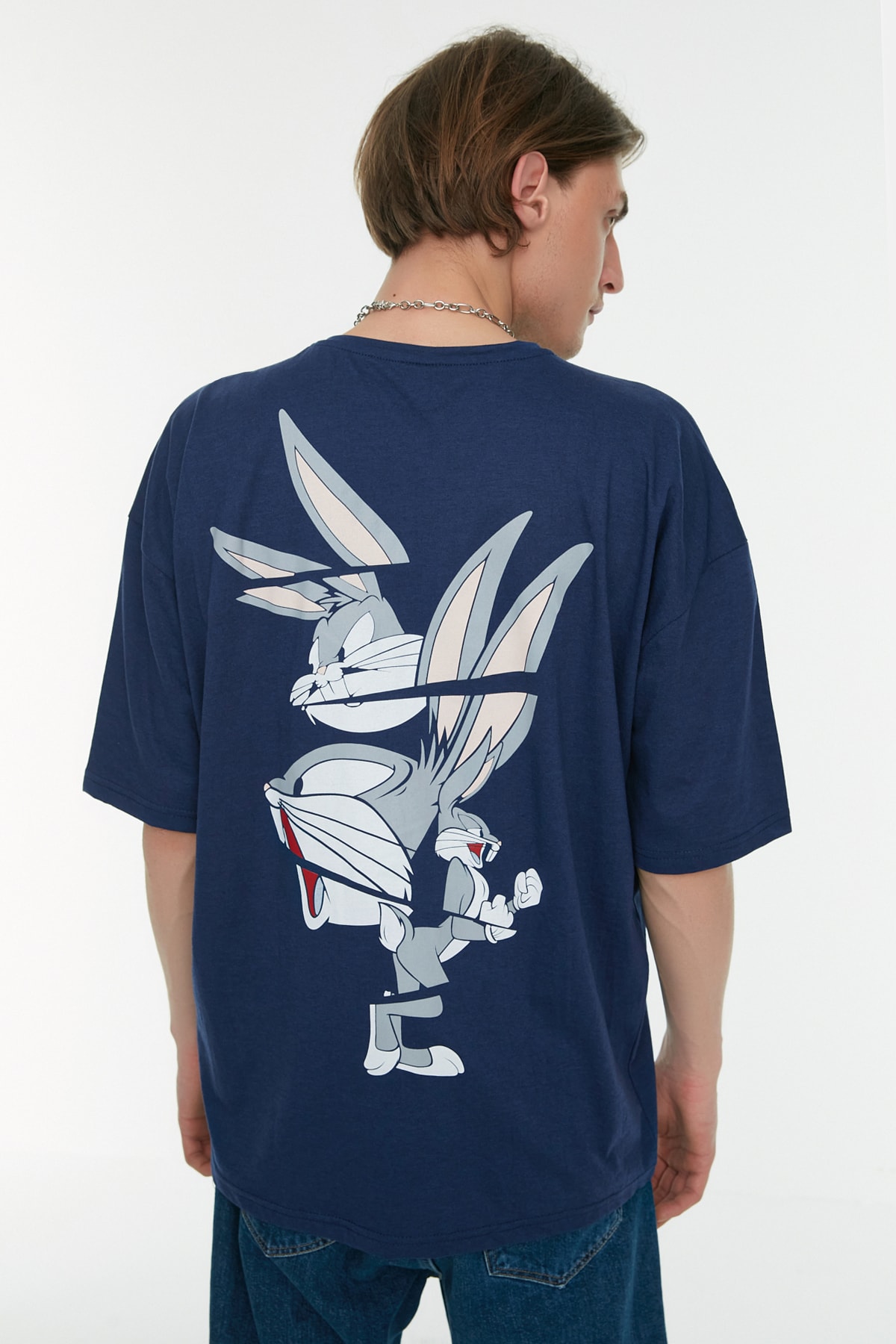 TRENDYOL MAN Lacivert Erkek Oversize Fit Bisiklet Yaka Bugs Bunny Baskılı Lisanslı T-Shirt TMNSS22TS0072