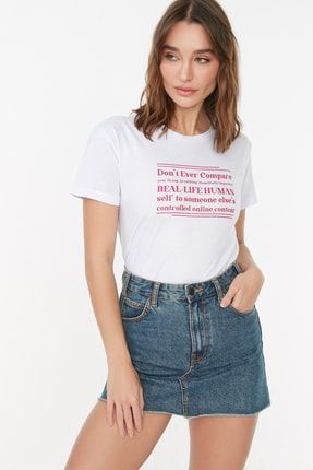 Beyaz Baskılı Semi Fitted Örme T-Shirt TWOSS22TS2318