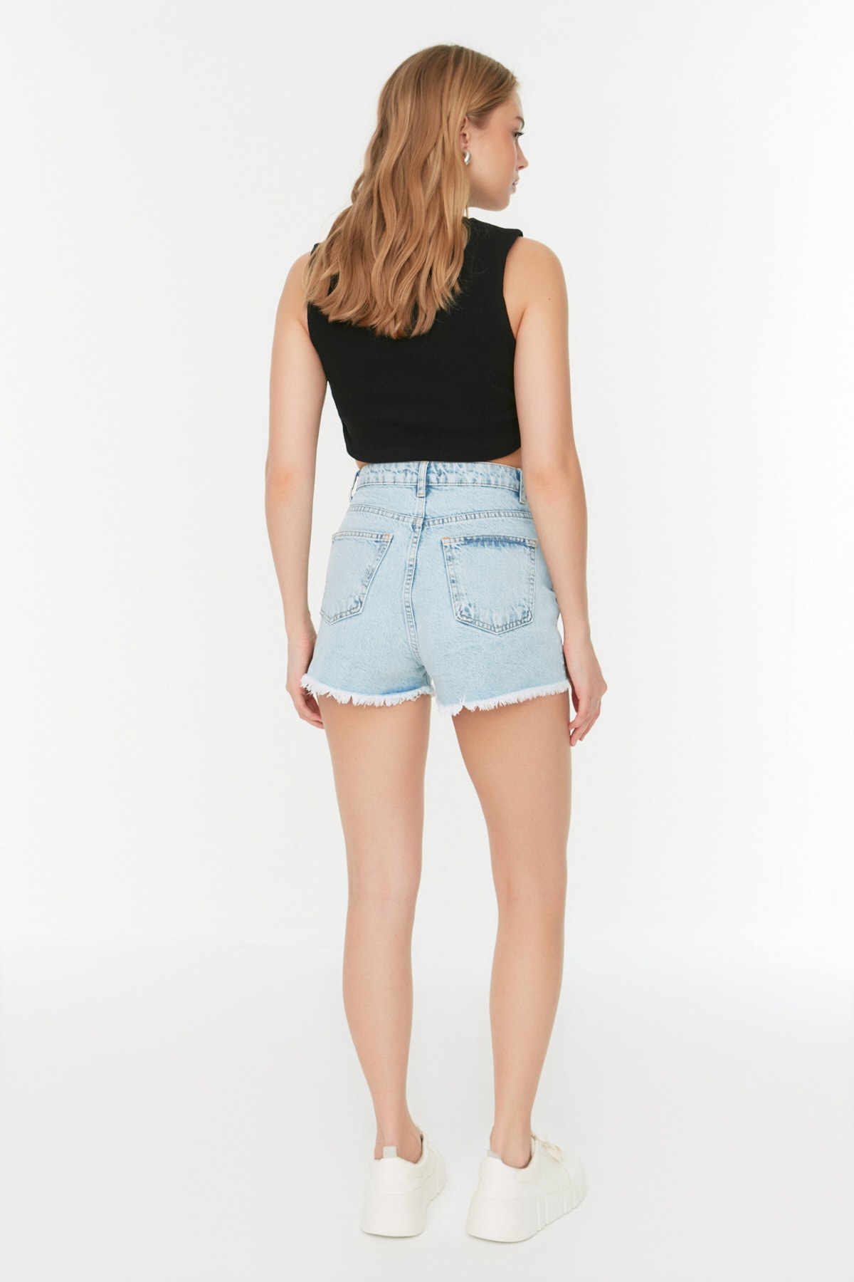 Trendyolmilla  Açık Mavi Yırtıklı Yüksek Bek Mini Denim Şort TWOSS22SR00047 - Görsel 5