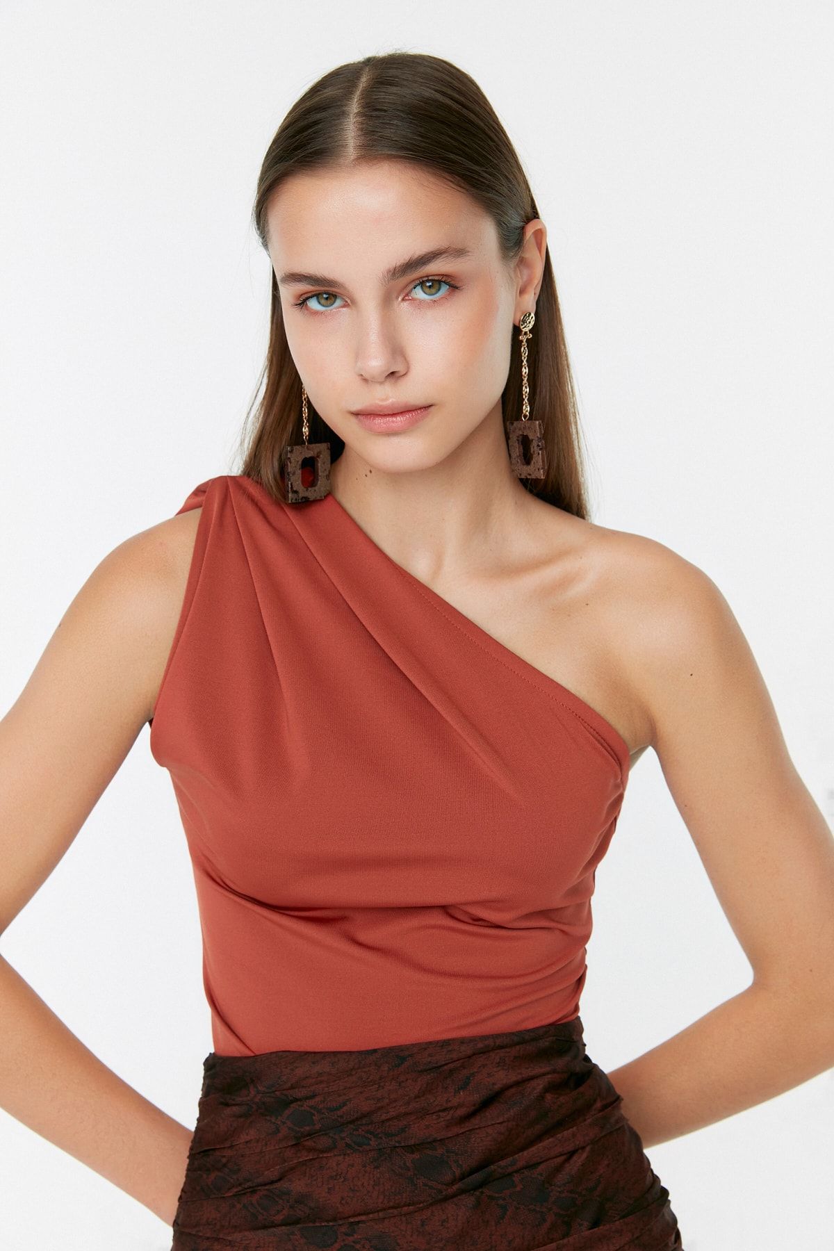 Trendyol Collection-Zimtfarbener, asymmetrischer Kragen, flexibler Strickbody mit Druckknöpfen von unten TWOSS22BD00014 5