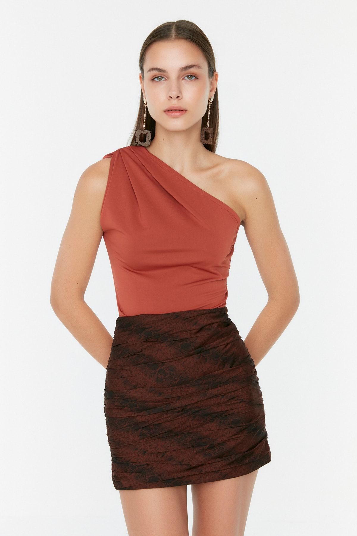 Trendyol Collection-Zimtfarbener, asymmetrischer Kragen, flexibler Strickbody mit Druckknöpfen von unten TWOSS22BD00014 4