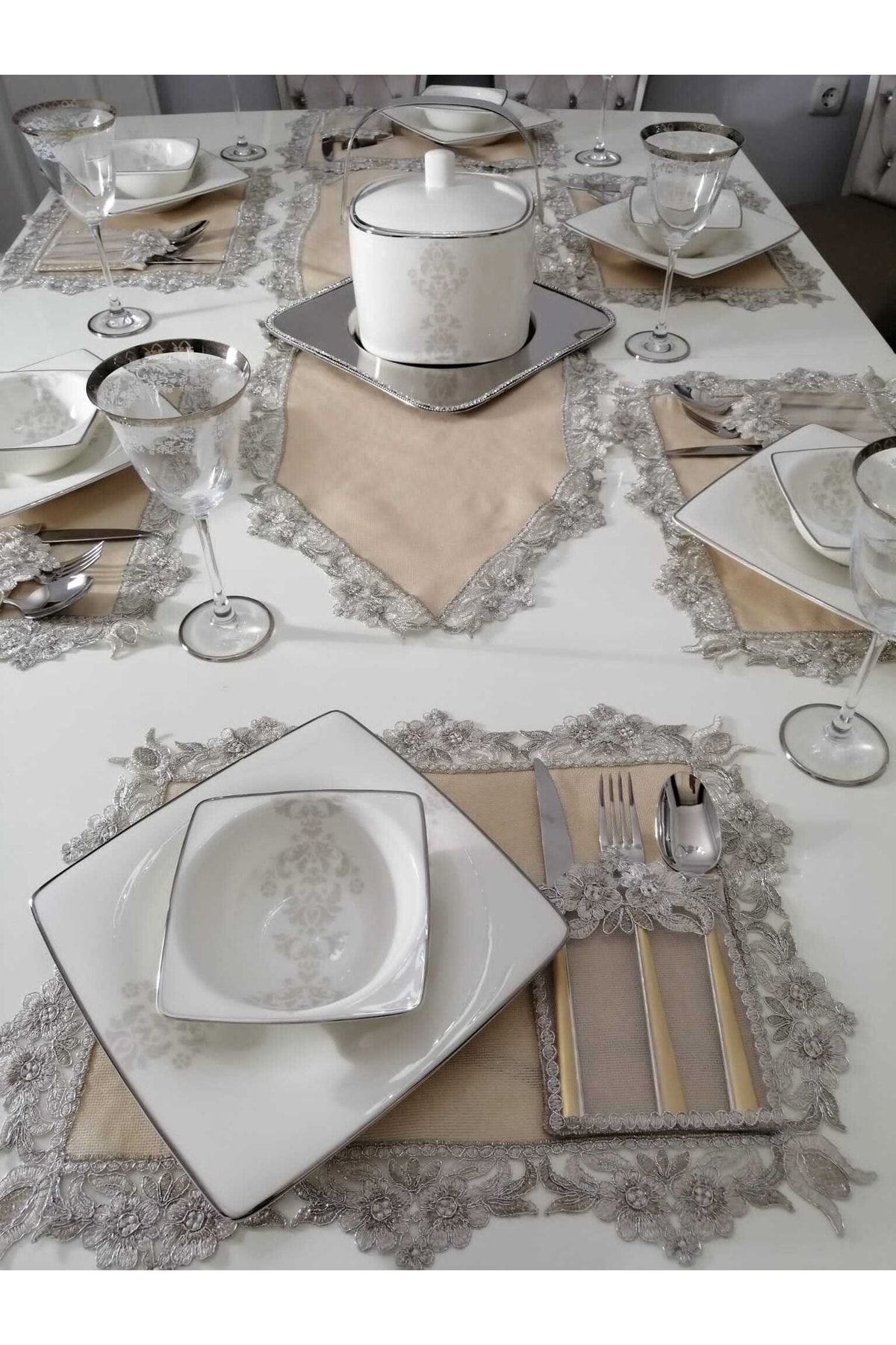 Lady Rio Set De Plăci Și Alergători Brodate De Serviciu American Pentru 6 Persoane Set De Masă Și Prezentare Cappuchino Color - One Size