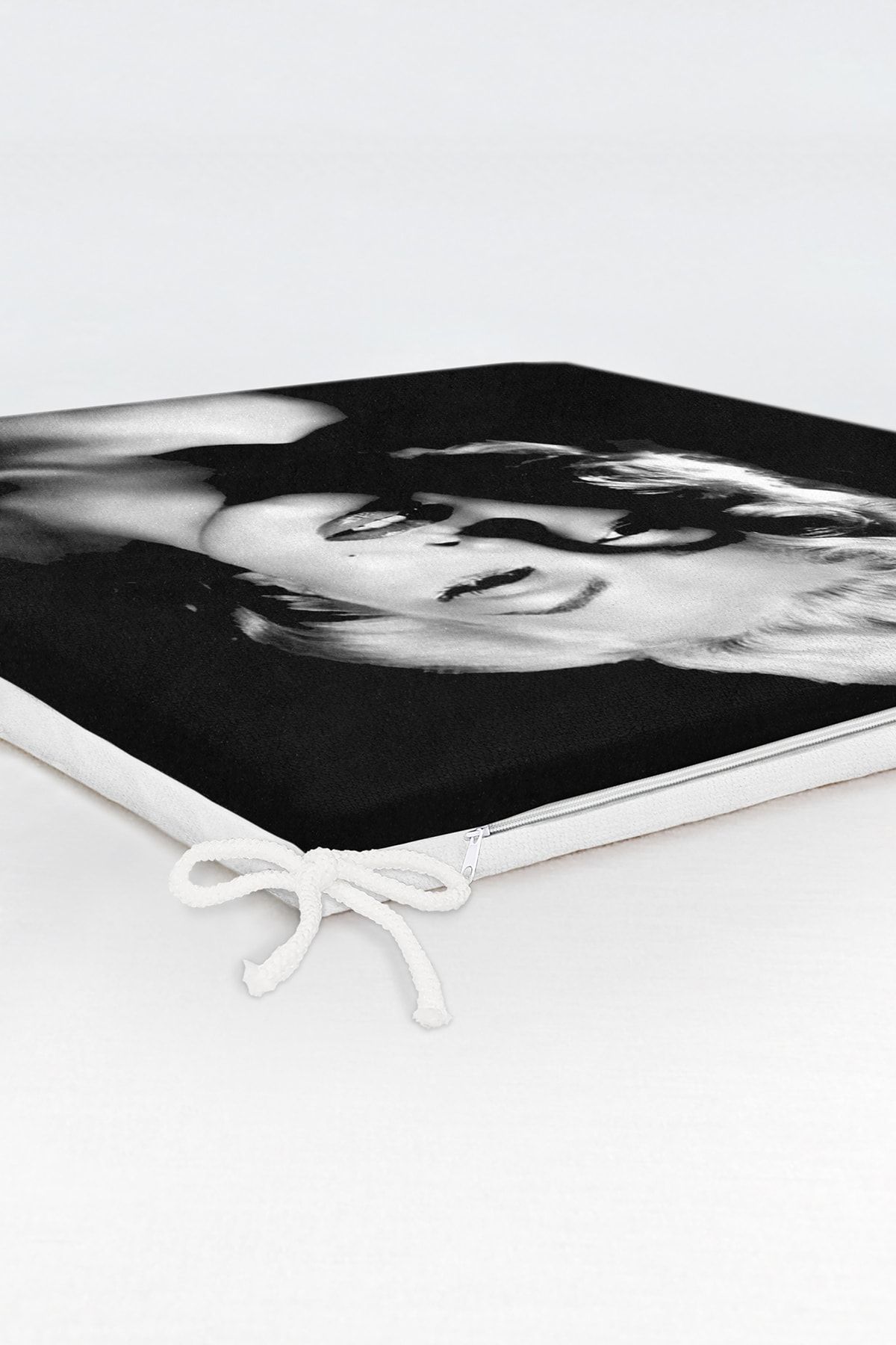 Realhomes-Marilyn Monroe Illustrated Digital Printed Zippered Chair Cushion 6