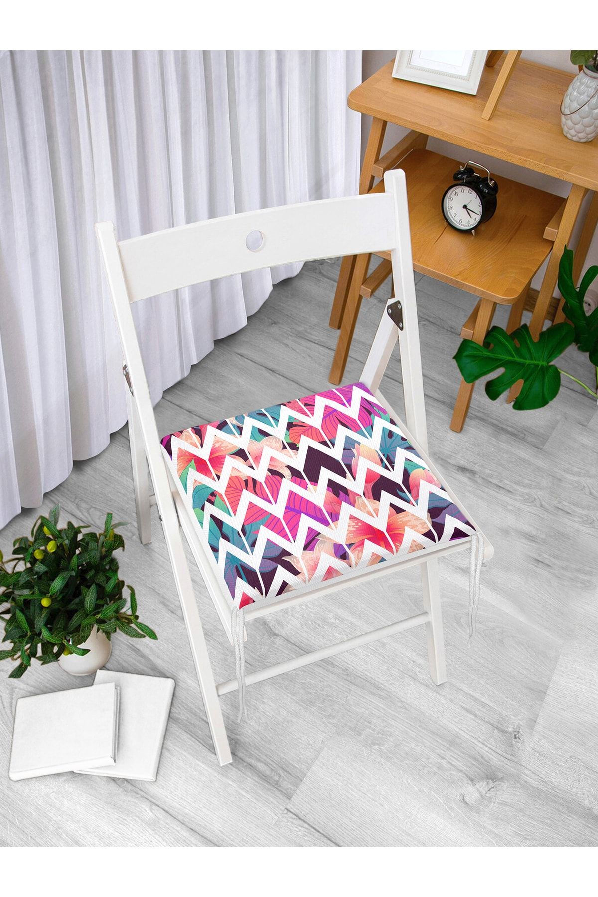 Realhomes-Water Lily Themed Zigzag Patterned Digital Printed Modern Zippered Chair Cushion 1