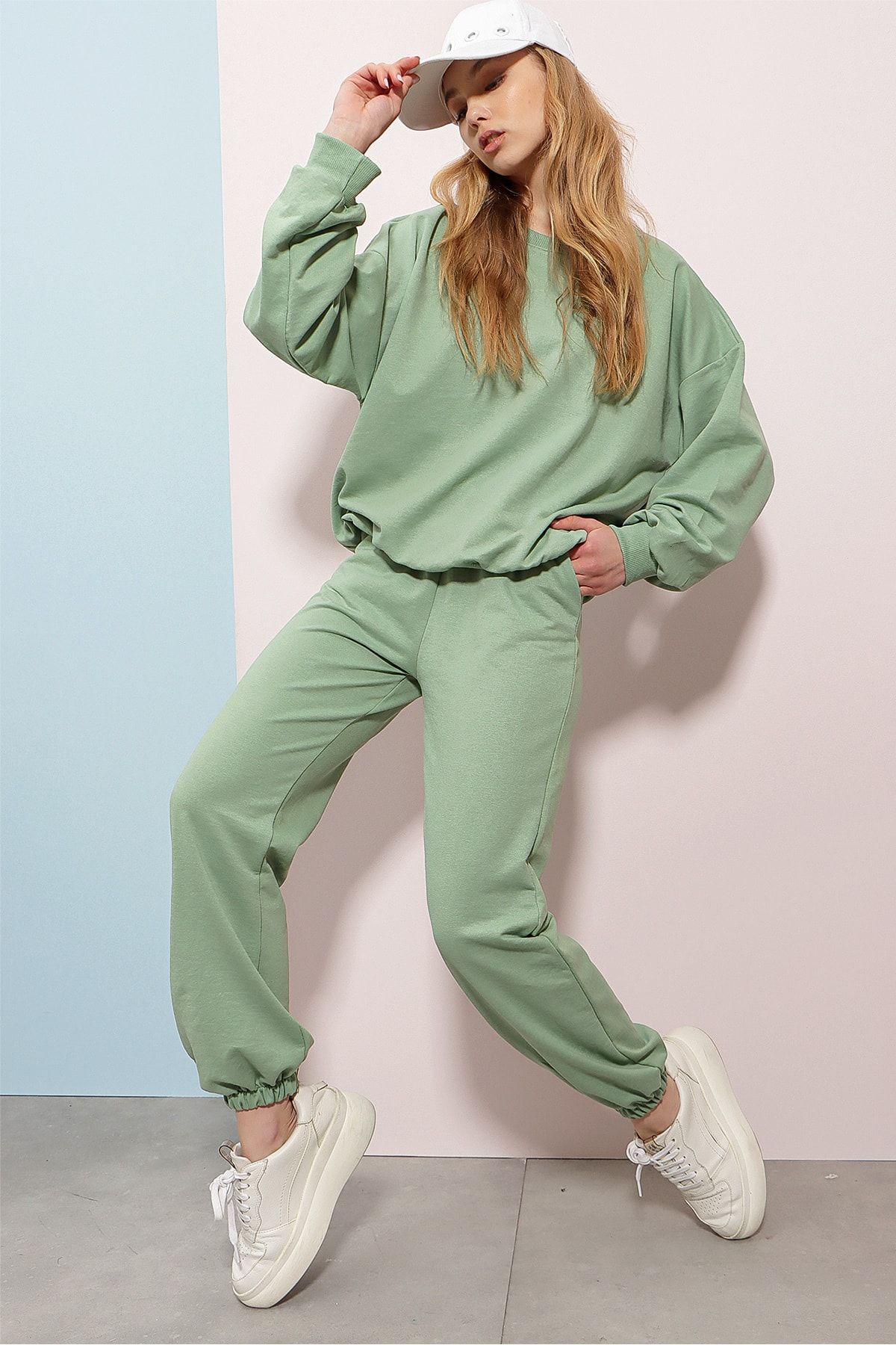 Trend Alaçatı Stili-Grüner Damen-Trainingsanzug mit Rundhalsausschnitt, zweifädigem Basic-Trainingsanzug mit elastischem Bund und Beinen ALC-507-669-001 5
