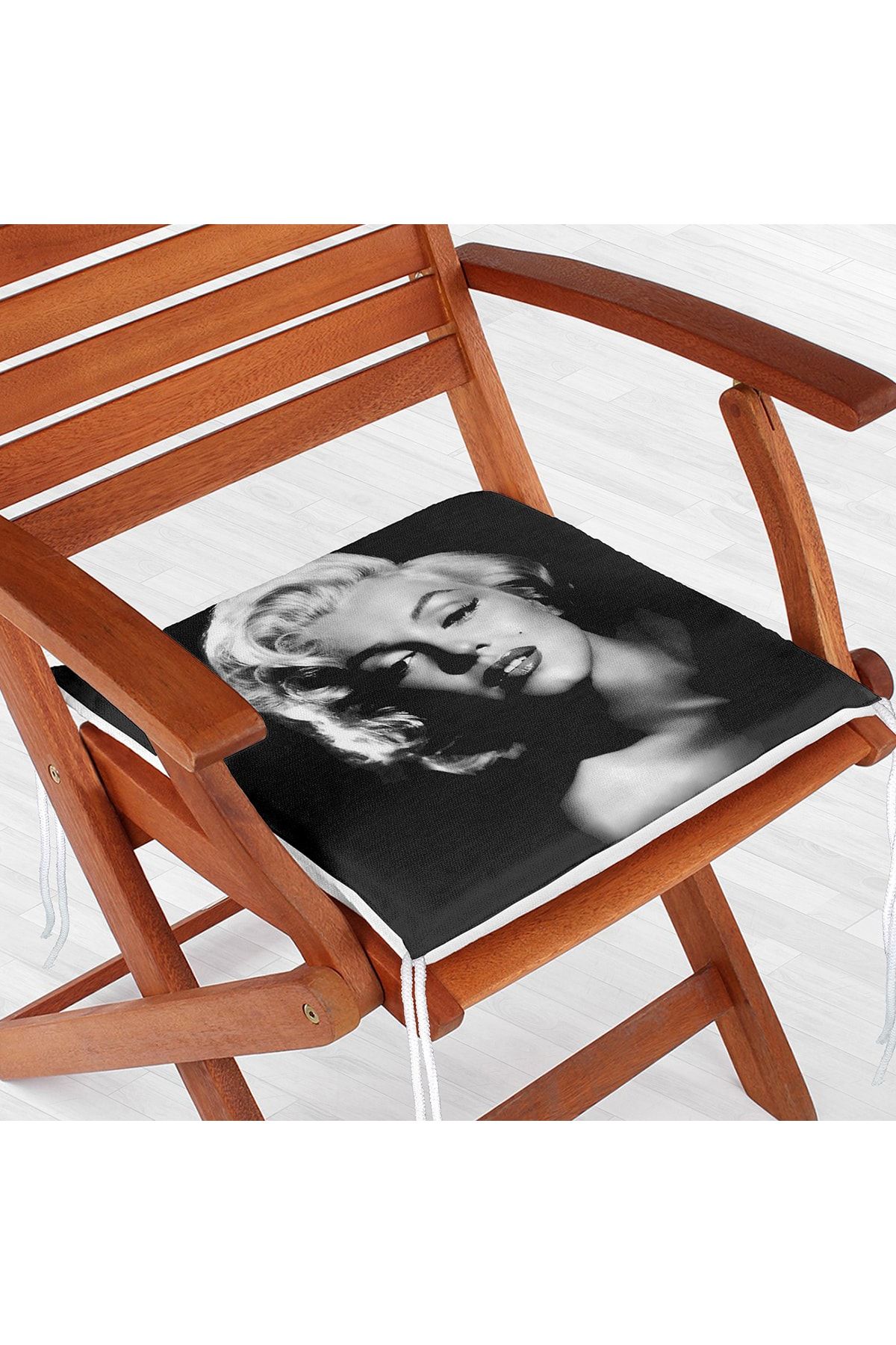 Realhomes-Marilyn Monroe Illustrated Digital Printed Zippered Chair Cushion 2