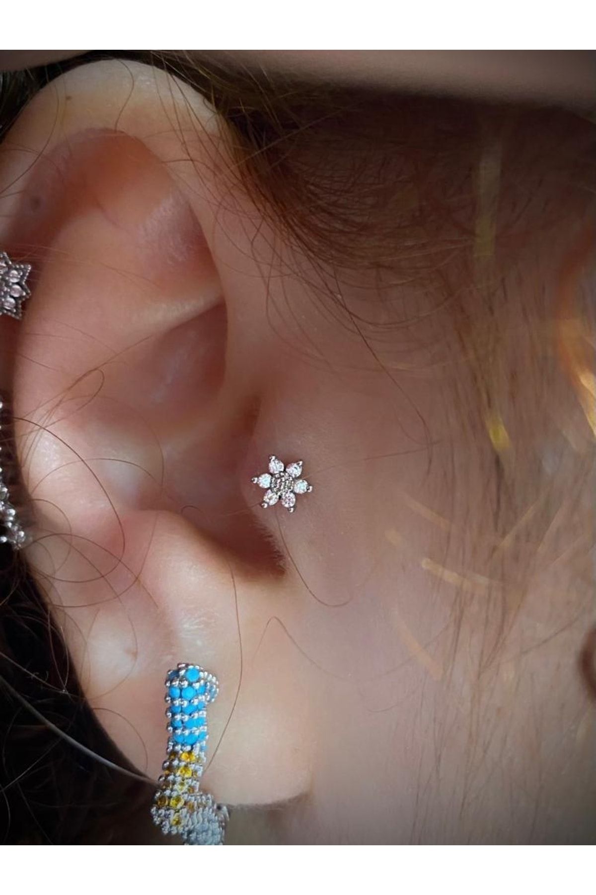Flower tragus clearance stud