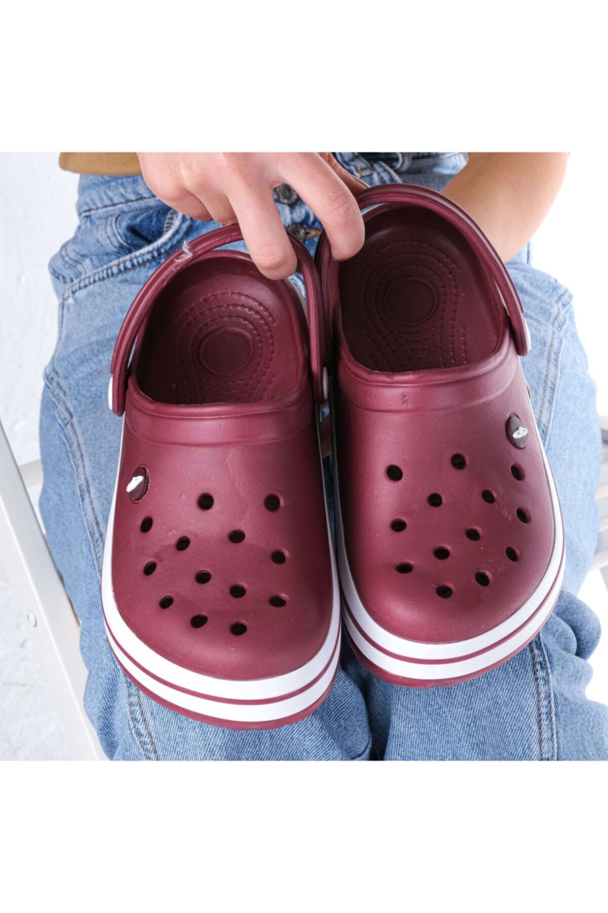 Crocs color vino 2025