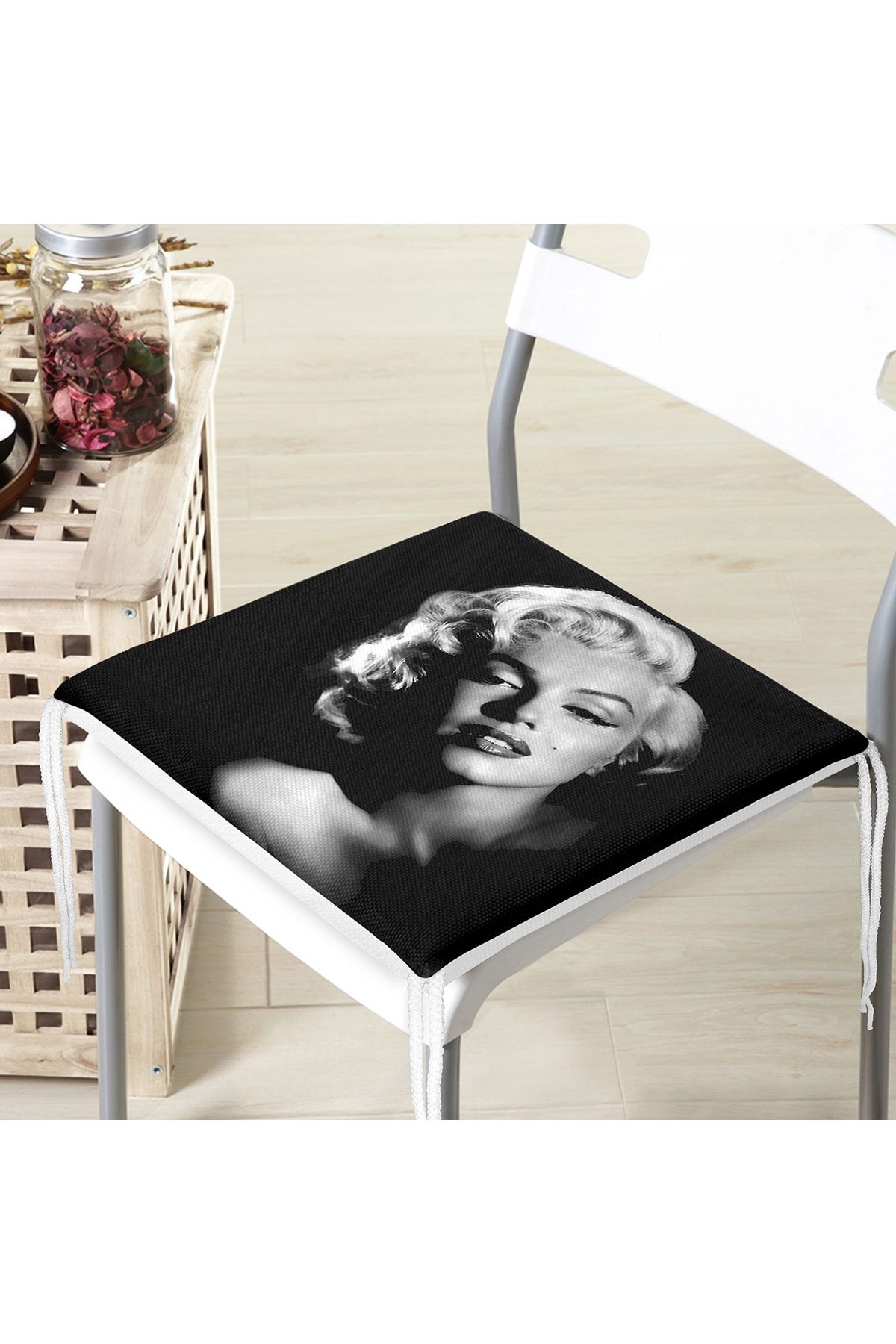 Realhomes-Marilyn Monroe Illustrated Digital Printed Zippered Chair Cushion 1