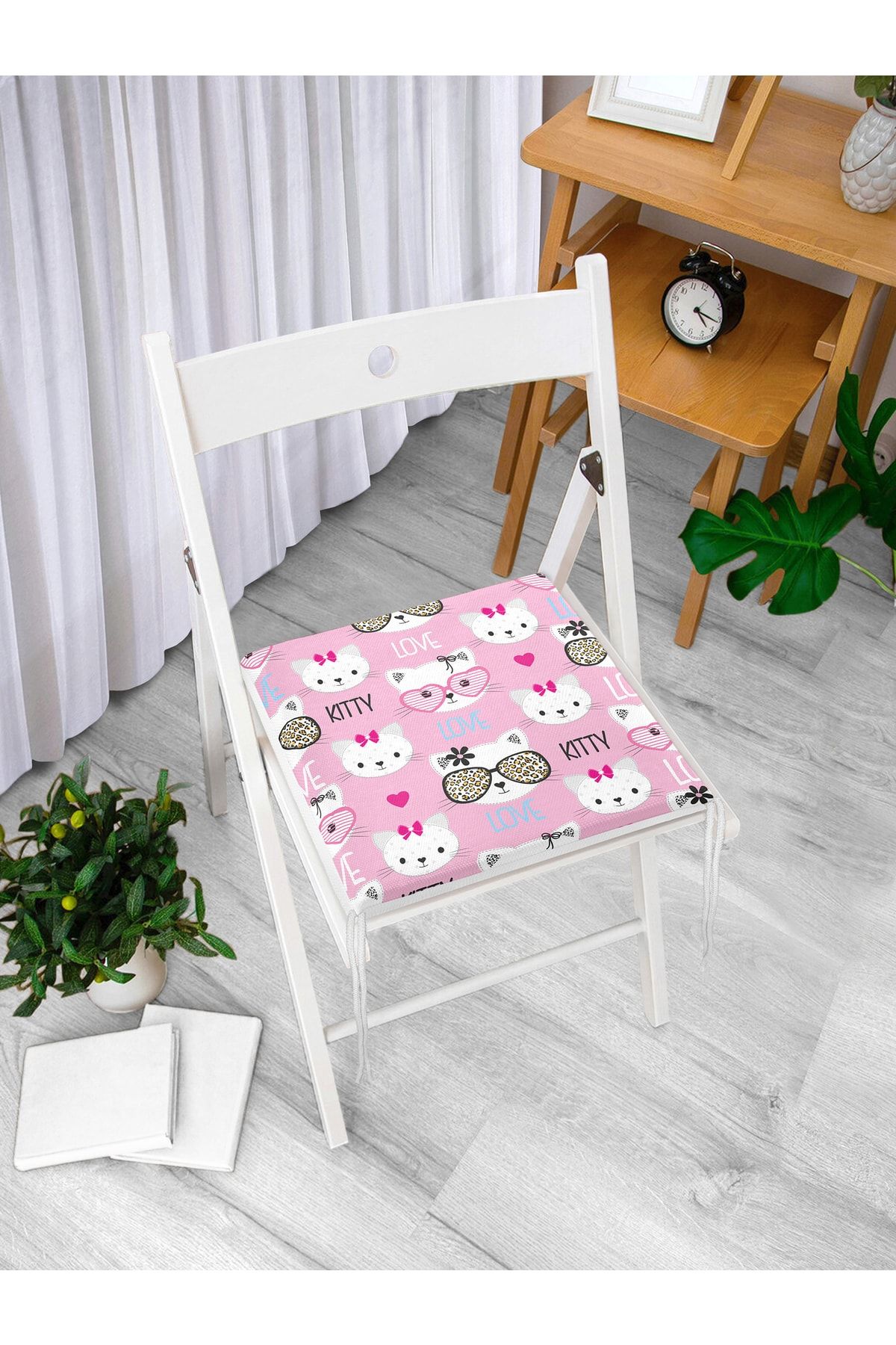 Realhomes-Hello Kitty Motif Digital Printed Modern Zippered Chair Cushion 3