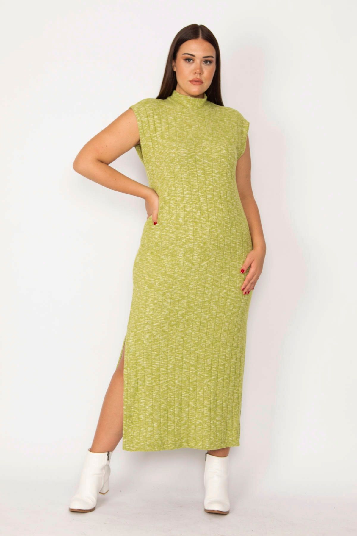 Schlitz Trendyol seitlichem Şans Grünes, Kleid mit Tekstil Rundhalsausschnitt Damen und - für selbstgestreiftes