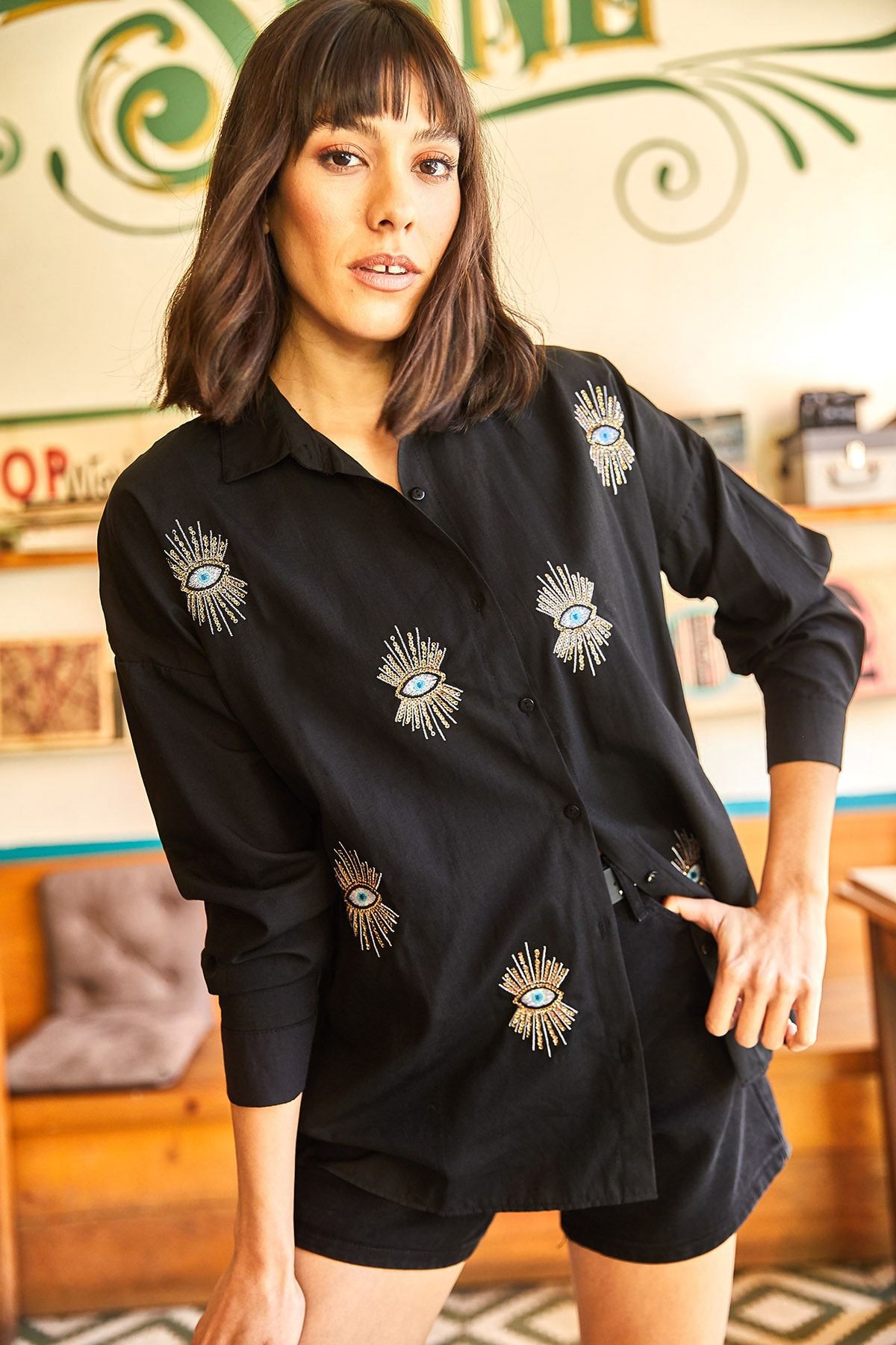 Olalook-Gewebtes Boyfriend-Hemd mit schwarzem Paillettendetail für Damen GML-19000992 5
