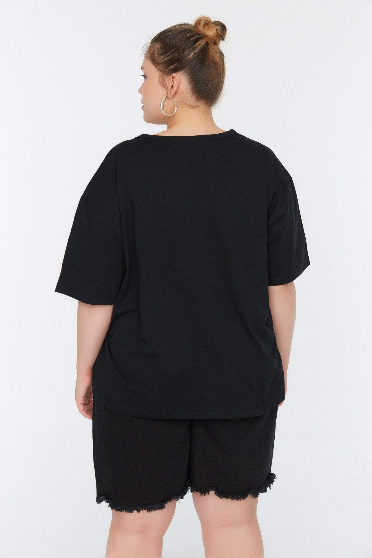 Trendyol Curve-تي شيرت أسود مطبوع عليه سمكة Boyfriend مقاس كبير 100% قطن - TBBSS22TS2121 5