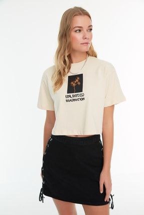 Bej Baskılı Dik Yaka Crop Örme T-Shirt TWOSS22TS2339