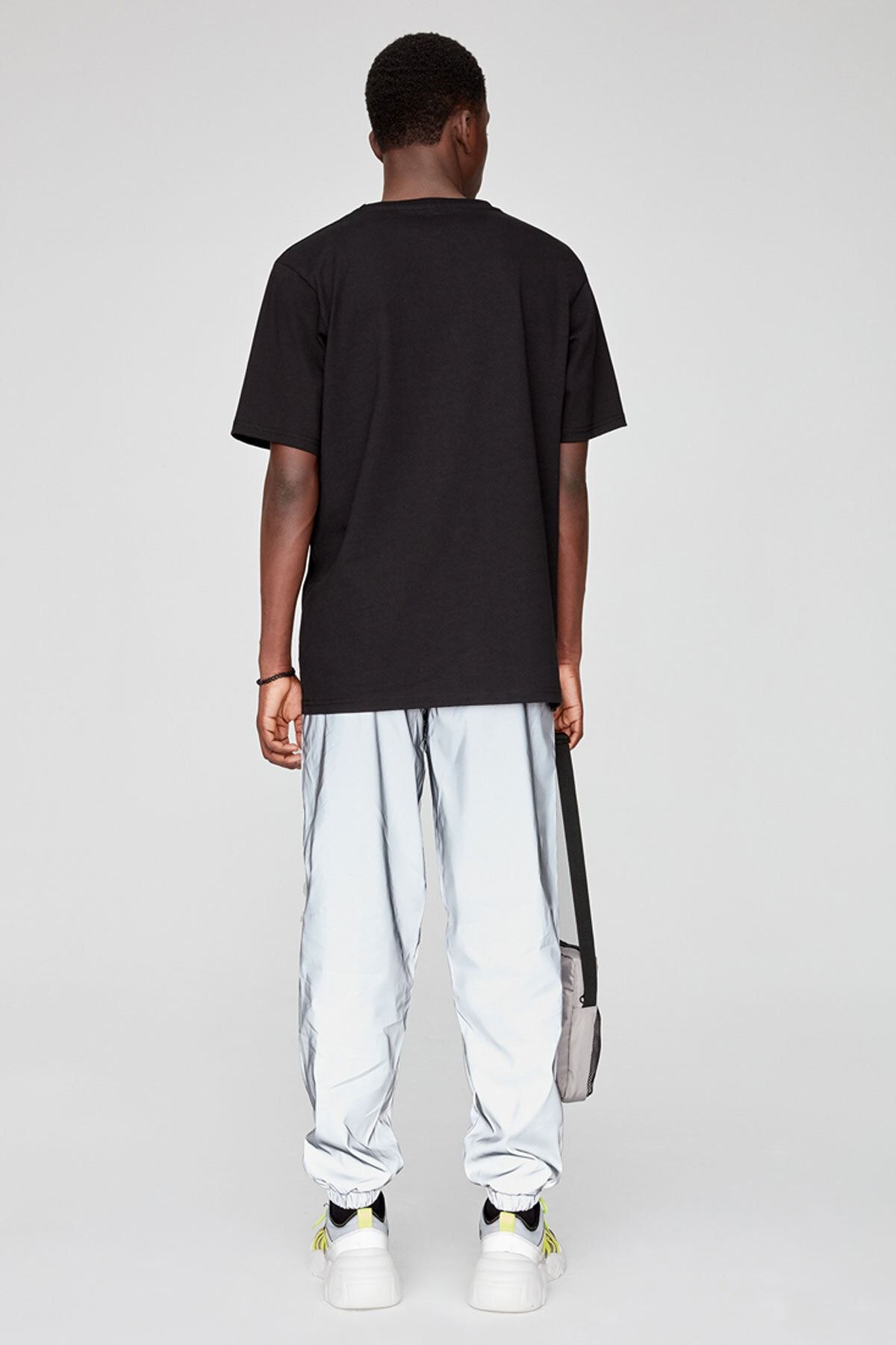 Pull Bear Erkek Siyah Fosforlu Parcali Nasa T Shirt 05236501 Trendyol