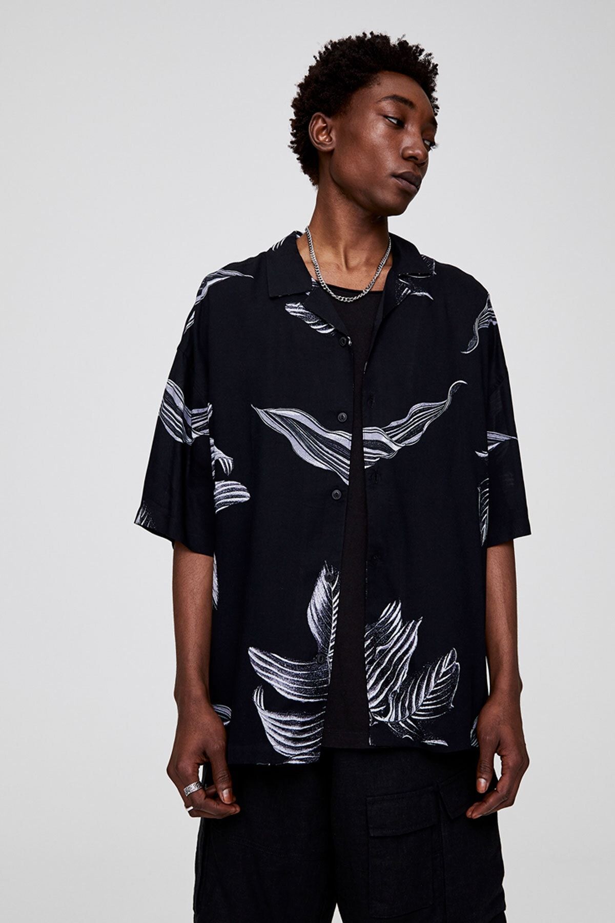 Pull Bear Erkek Siyah Yaprak Desenli Gomlek 05474535 Trendyol