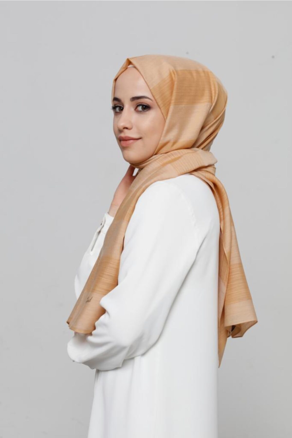 شال زنانه طلایی آرمینه | ARM4747 اورجینال - تصویر 2