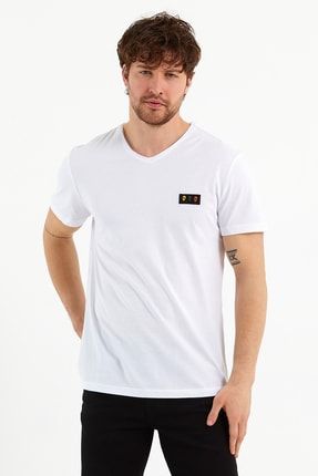 Erkek Beyaz V Yaka Kurukafa Detaylı T-shirt VRDN2076