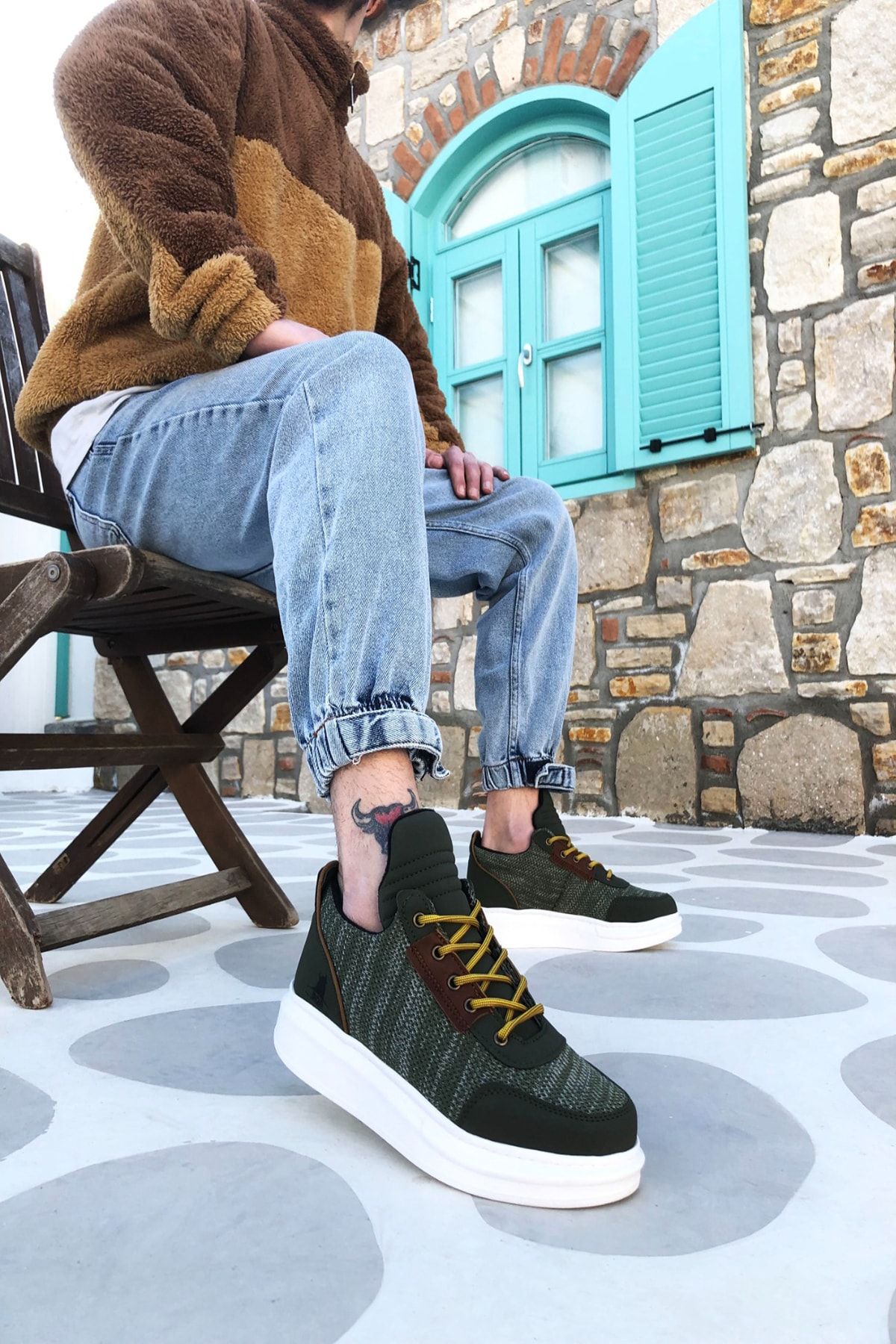 Khaki shoes with jeans top